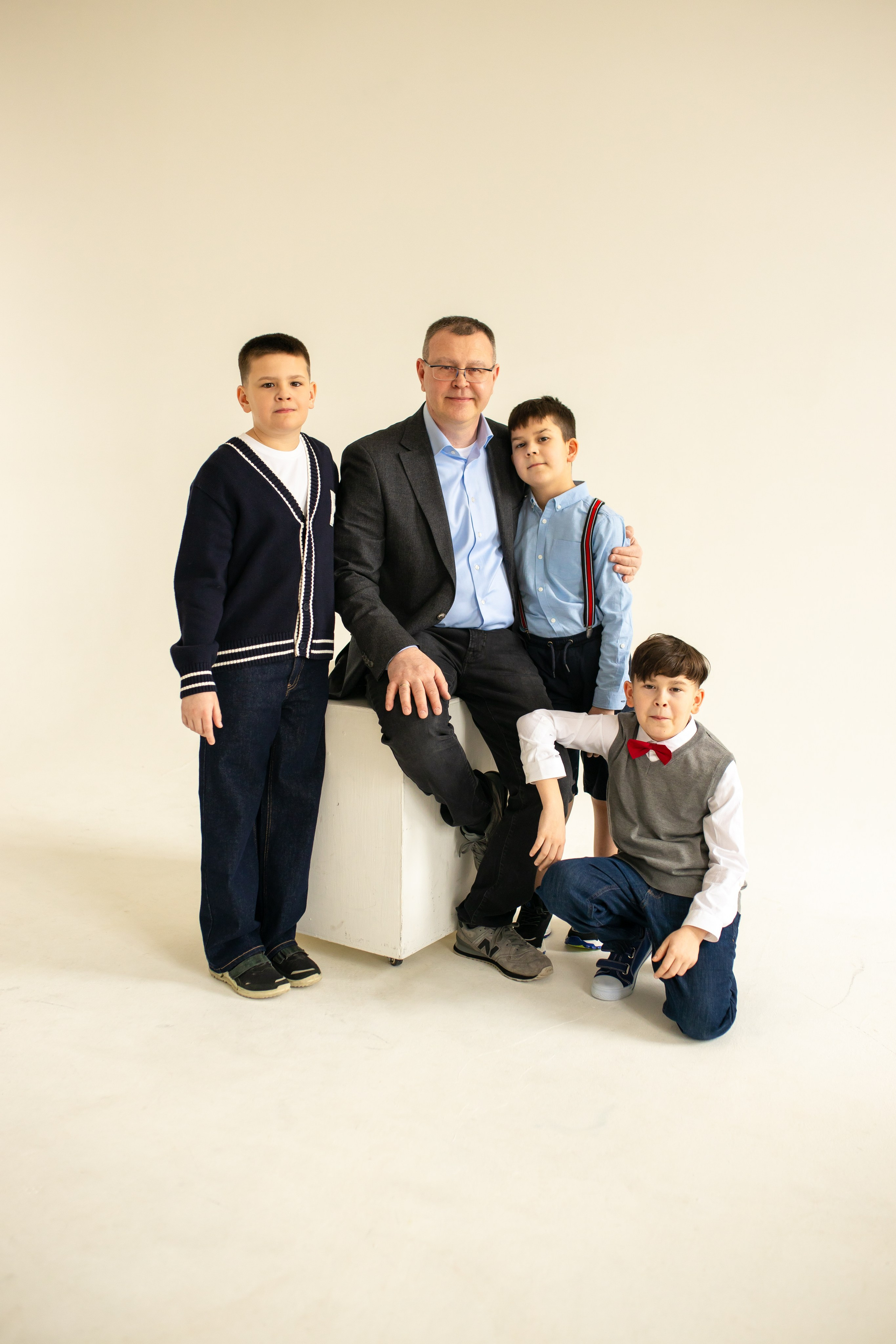 Семейная фотосессия на циклораме с естественным светом. Фотограф в Железнодорожном и Балашихе