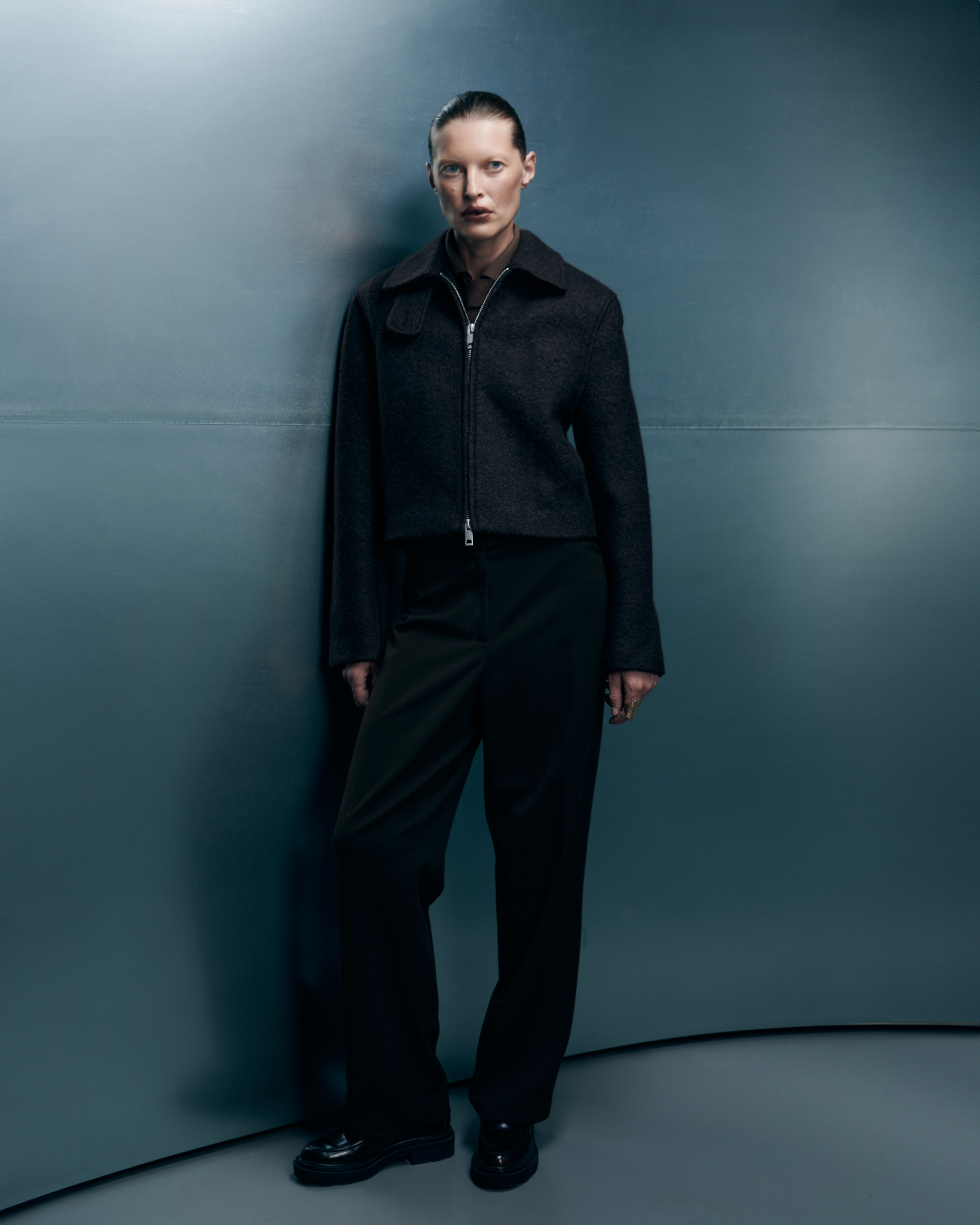 Снимаю одежду и аксессуары для молодых брендов и дизайнеров. Студийные лукбуки, каталожные съёмки, фоны, свет и атмосфера — всё под концепцию проекта. Помогаю выстроить грамотный сетап, понимаю стилистику и задачу. Также работаю гафером — знаю, как выжать максимум из света.