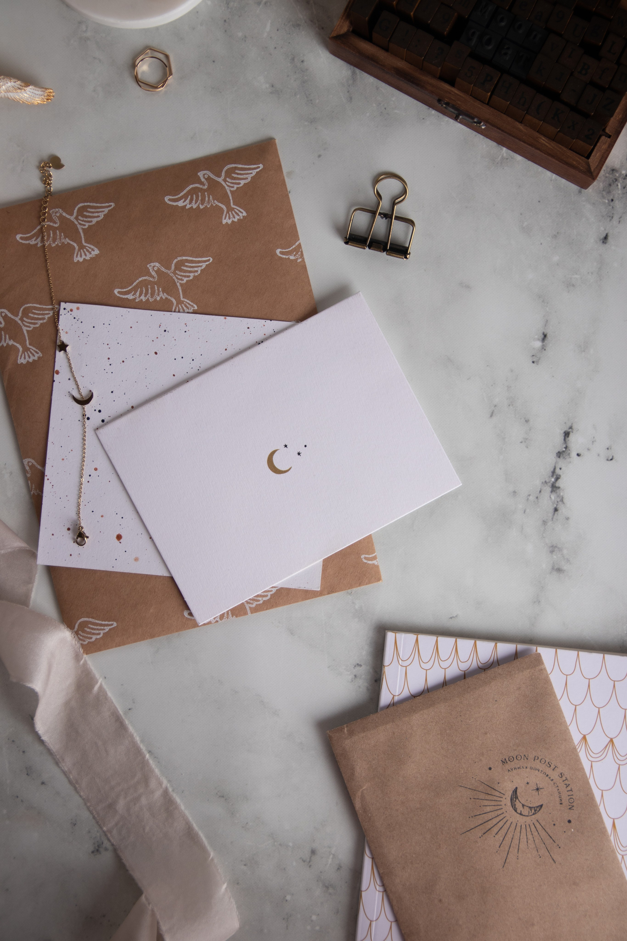 Открытки Moonpost. Предметный фотограф Северова Екатерина | Профессиональная предметная съёмка фото и видео в Санкт-Петербурге