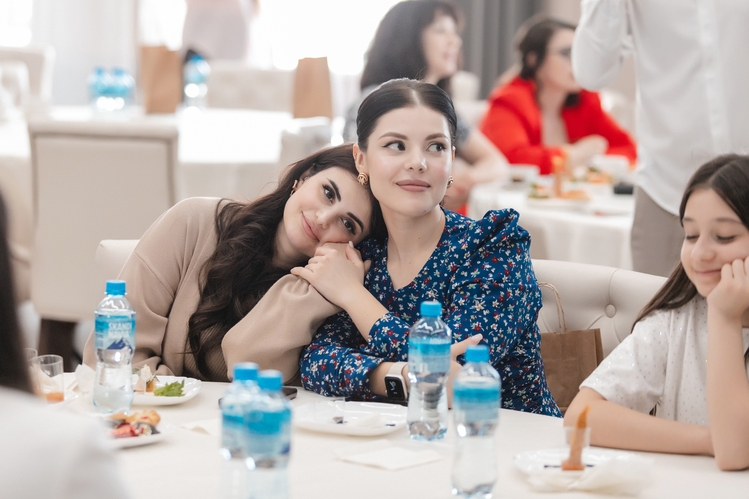 Дамский клуб 17 мая 2025. Роман Урумбаев фотограф Нижневартовск