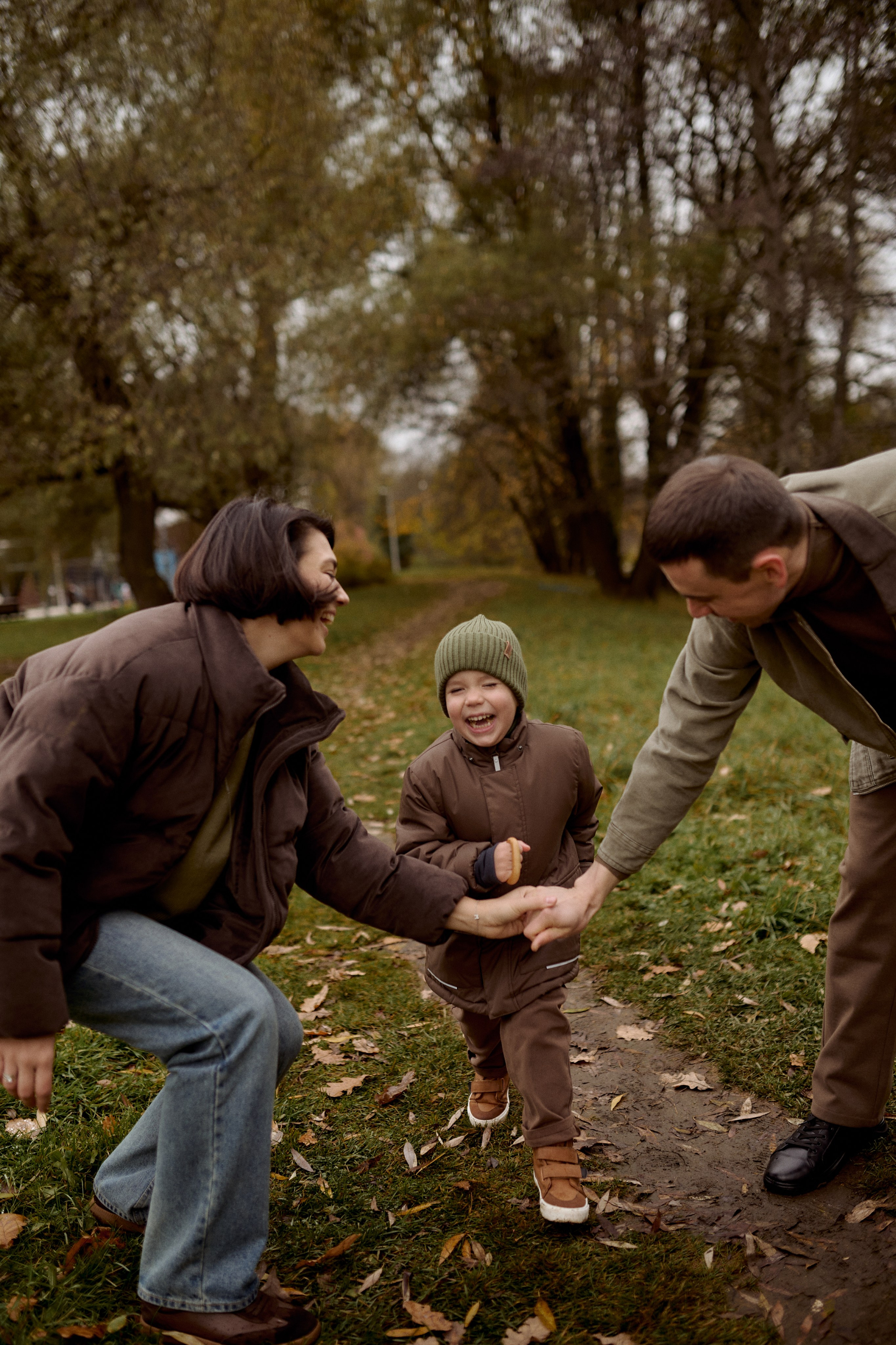 Вова, Юля и Максим в осеннем парке. Семейный и свадебный lifestyle-фотограф в Москве Мария Петрова