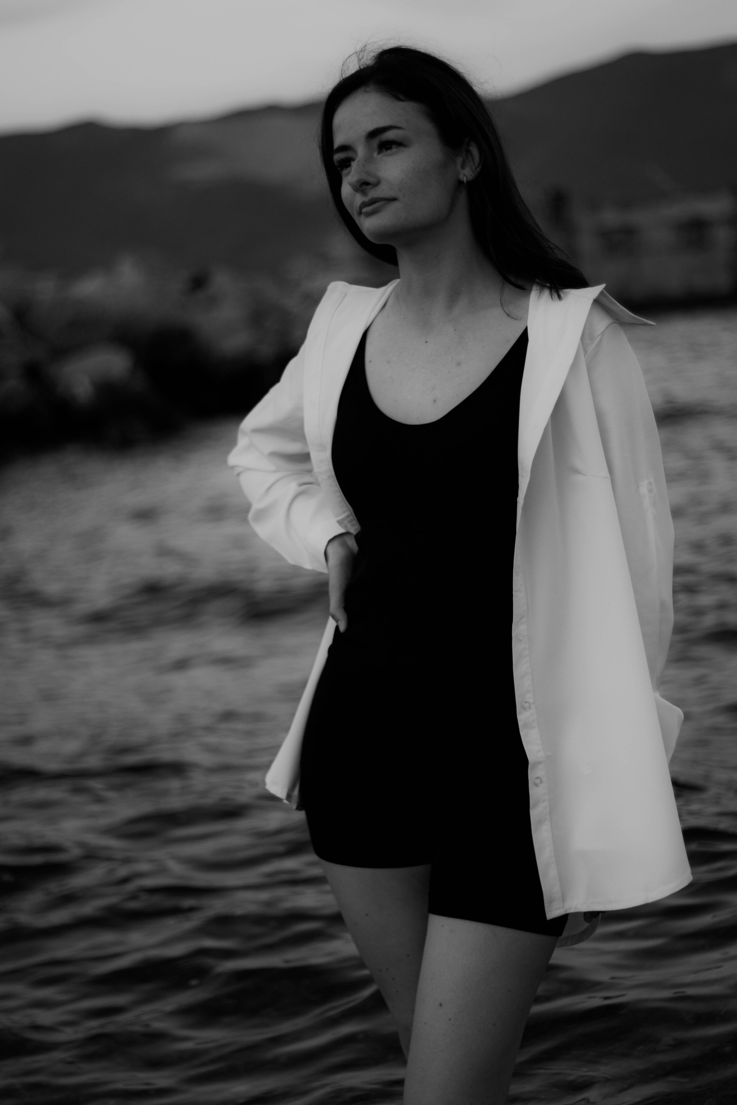 «Невесомость волн: девушка и море». Уличный фотограф Города N