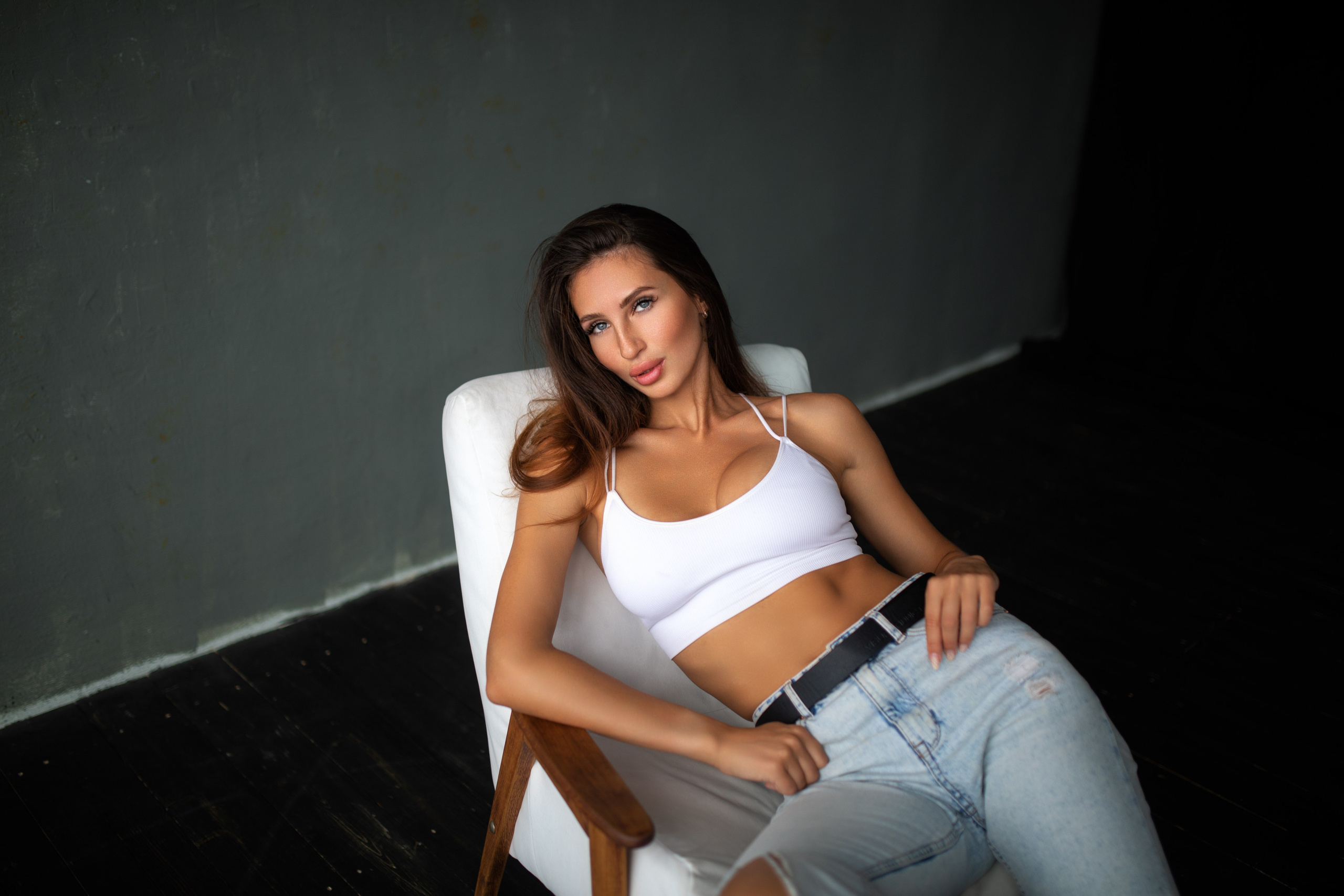 Съемка с Викторией в студии с минимальным интерьером в формате для «себя»