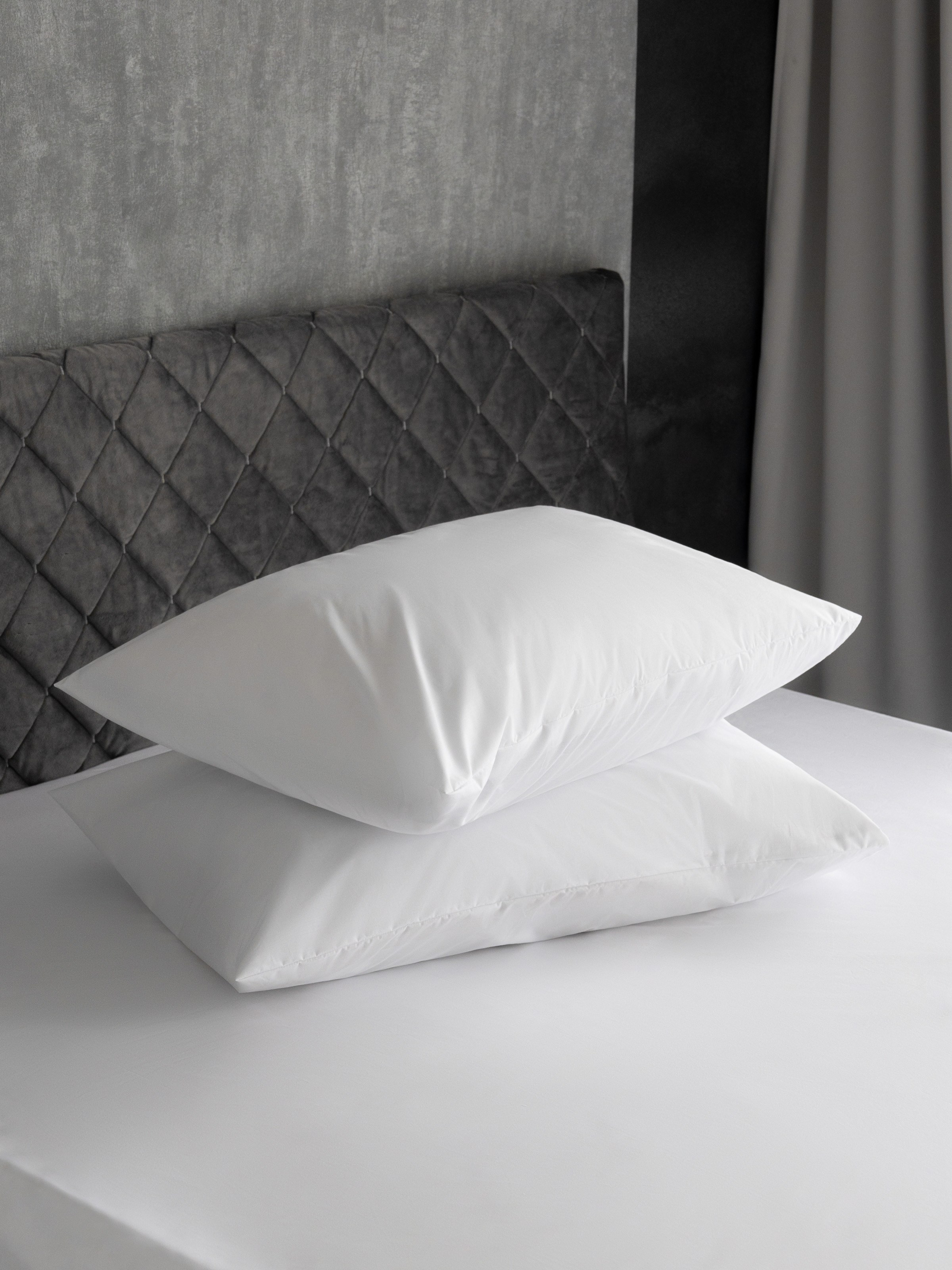 Композиция из белых подушек в интерьере | Фото для сайта производителя