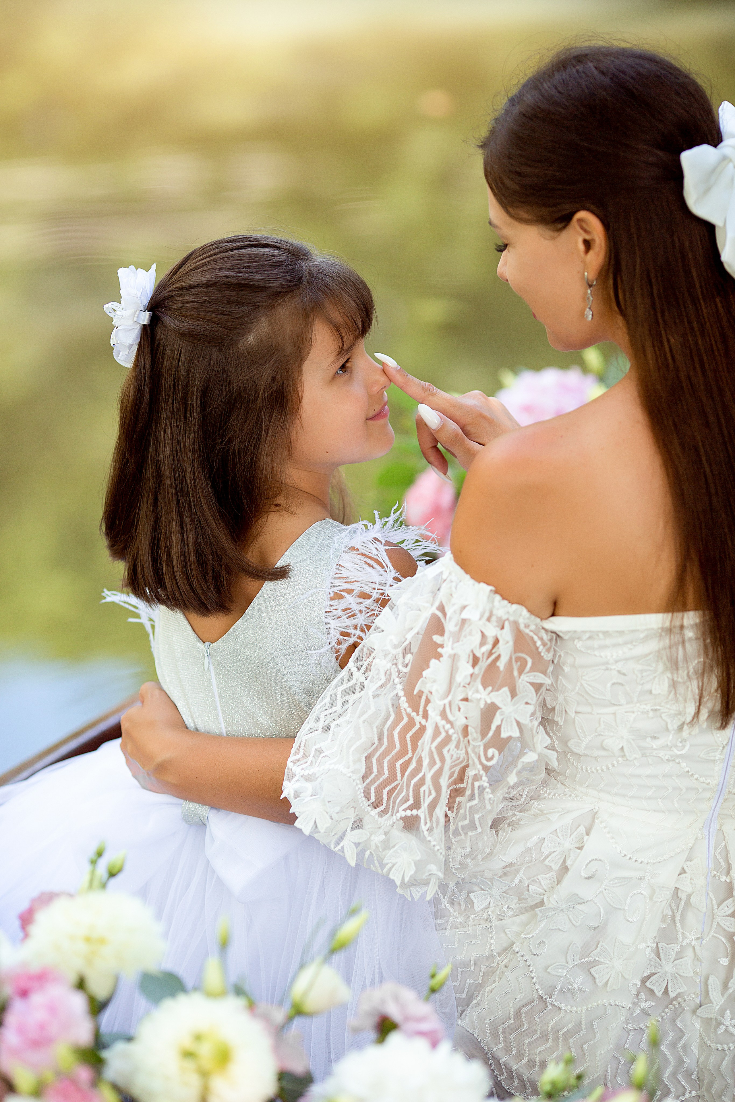 Ксения и Алиса в лодке с цветами. Людмила Далидович топовый семейный фотограф Находка/Владивосток