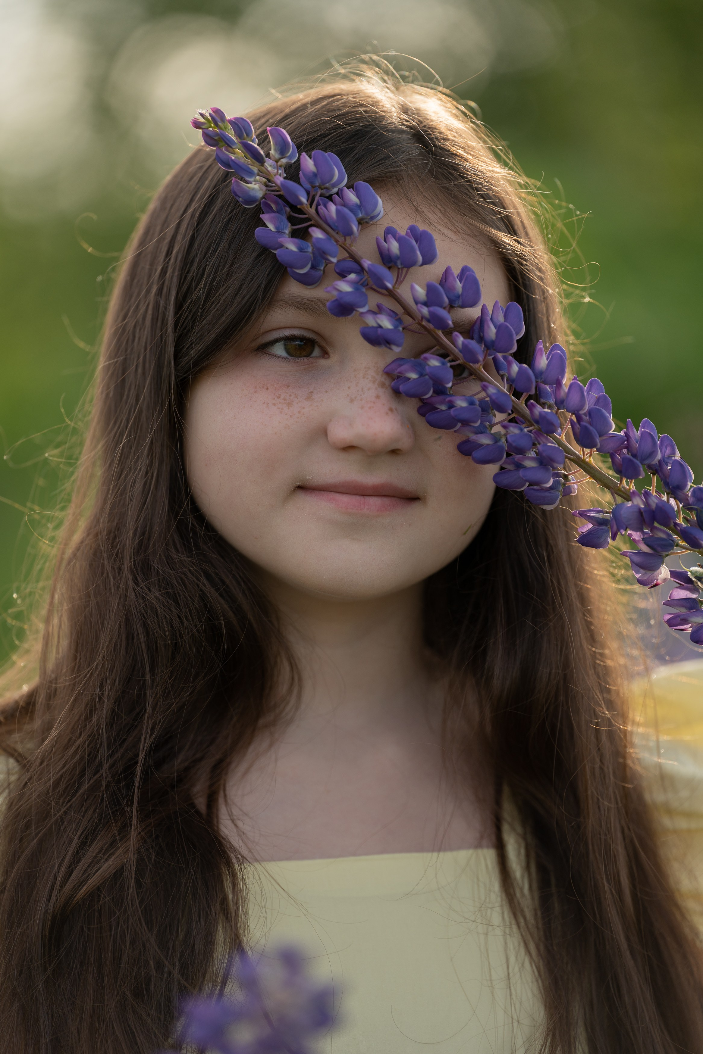 Детская фотосессия в люпинах. Портретный фотограф Олеся Владимирова в Москве