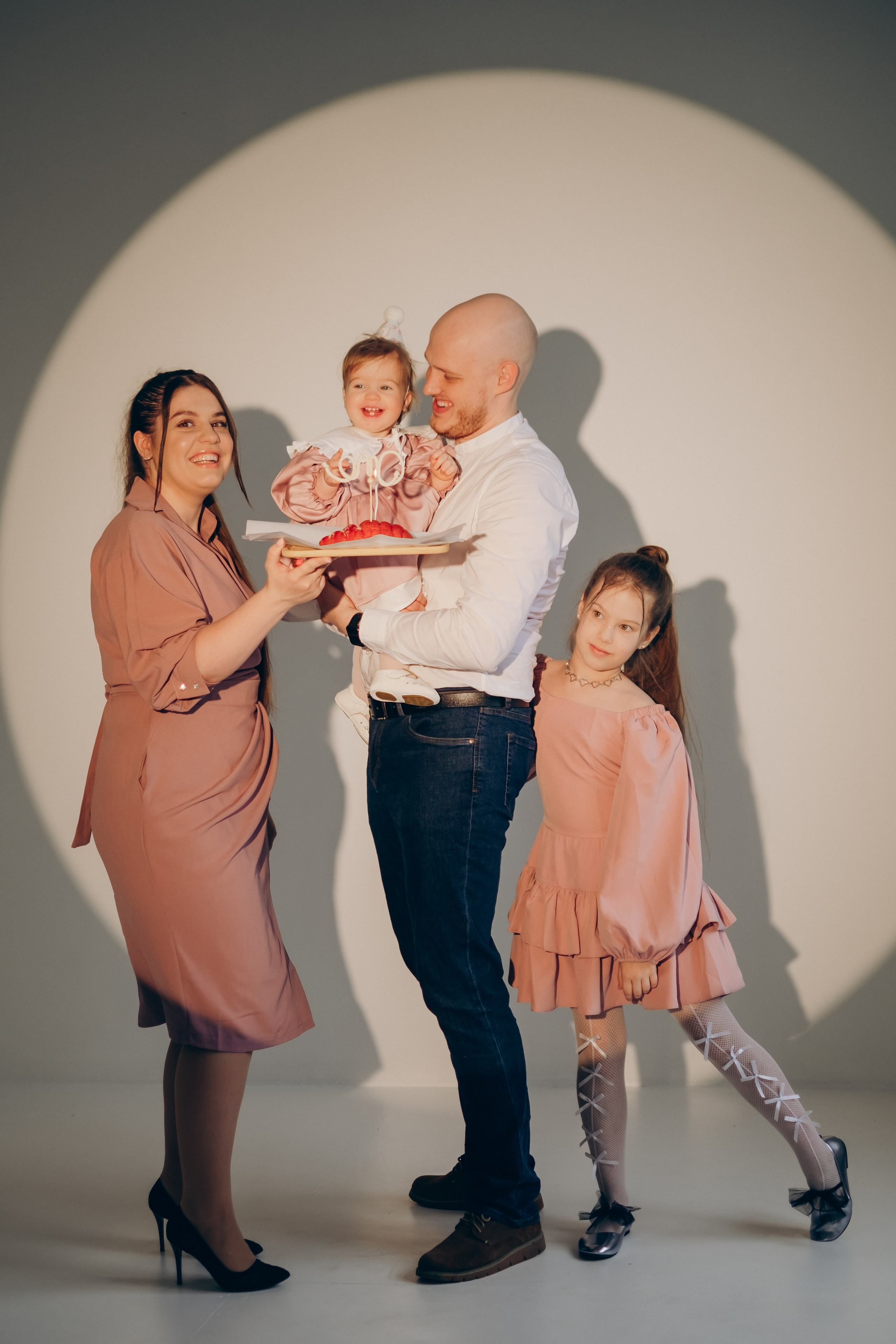 Фотосессия «День рождения» в минималистичной студии. Фотограф Новосибирск Анна Рождественская