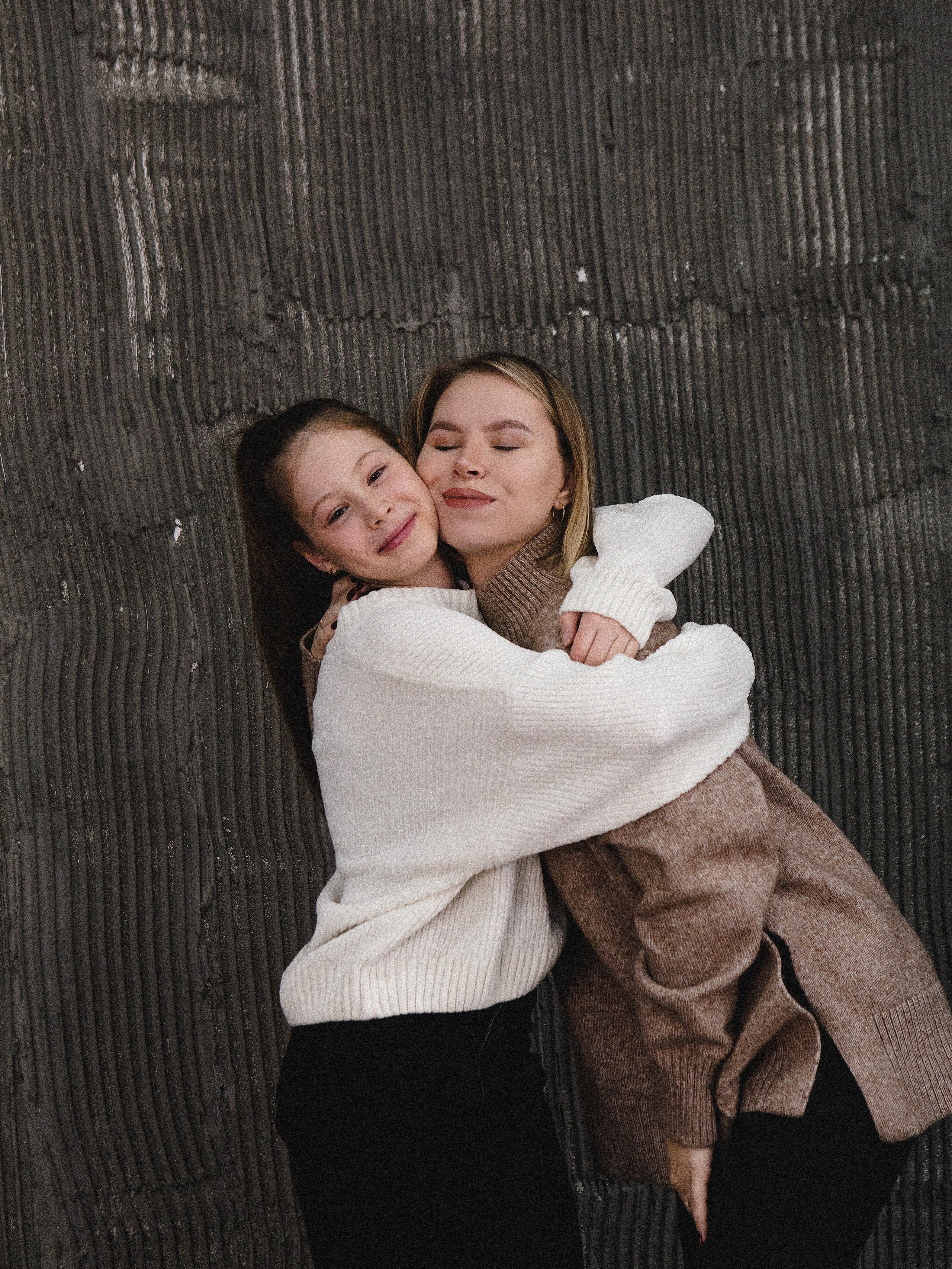 Фотосессия мамы с дочерями в минималистичной фотостудии Челябинска. Свадебный фотограф Челябинск Зиненко Виктория