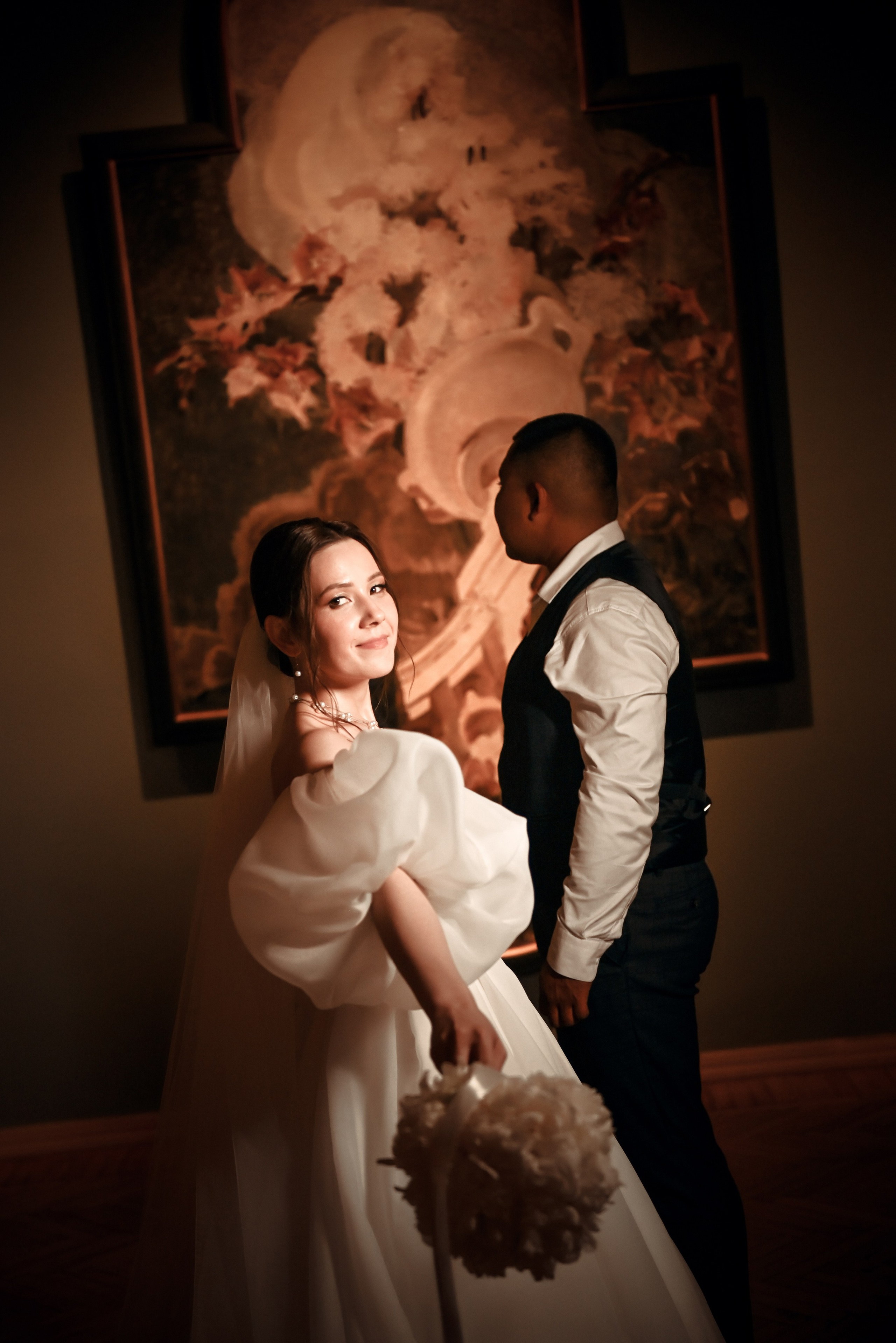 Небольшая свадебная серия в музее и прогулкой под дождем Эльмиры и Ризата. Свадебный, семейный, детский, контент фотограф в Омске Максим Ильин