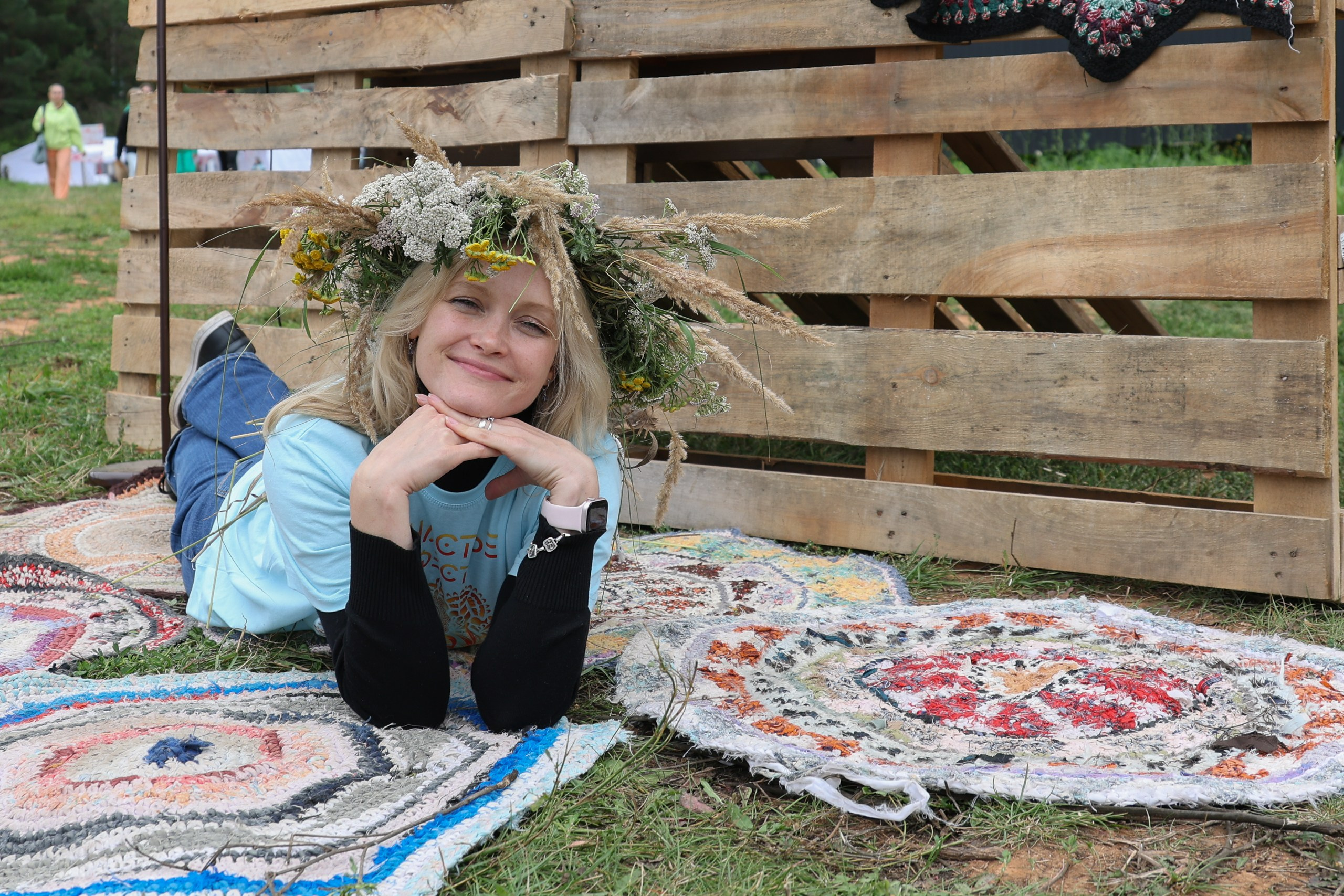 Девушка с венком на голове