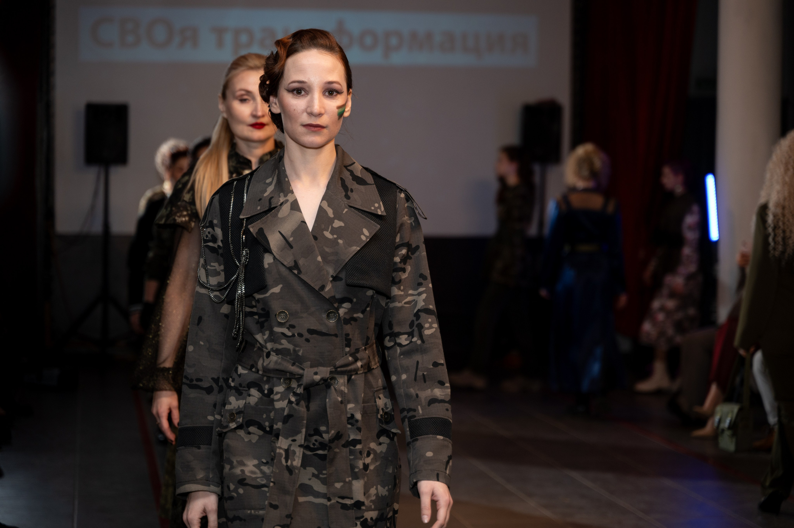 Закрытый показ милитари «Своя трансформация» дизайнера Юлии Бойченко | 24.04.2025. Фотограф в Омске Елизавета Кириллова