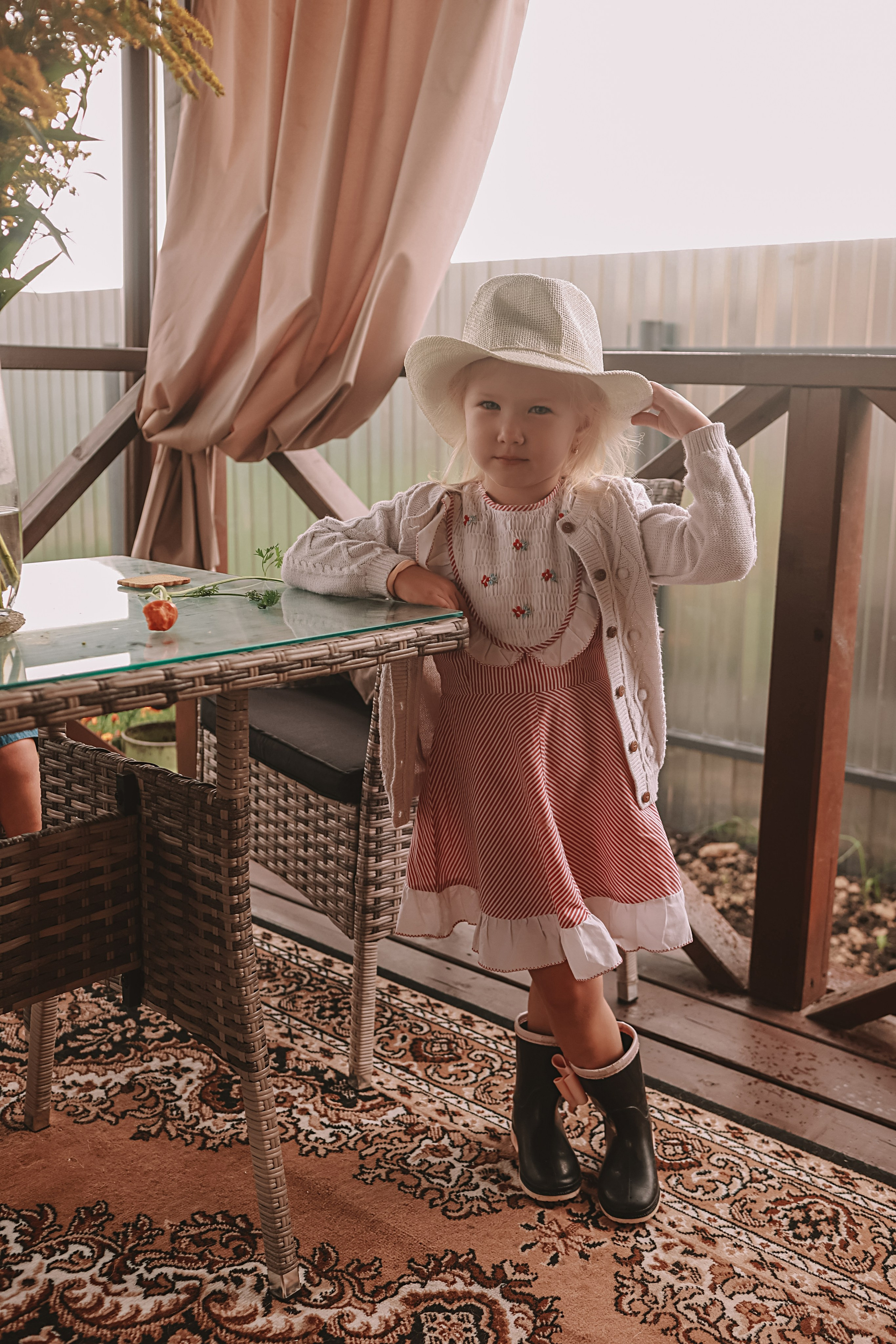 У дома. Семейный фотограф Тюмень, фотограф на роды Салмина Мария