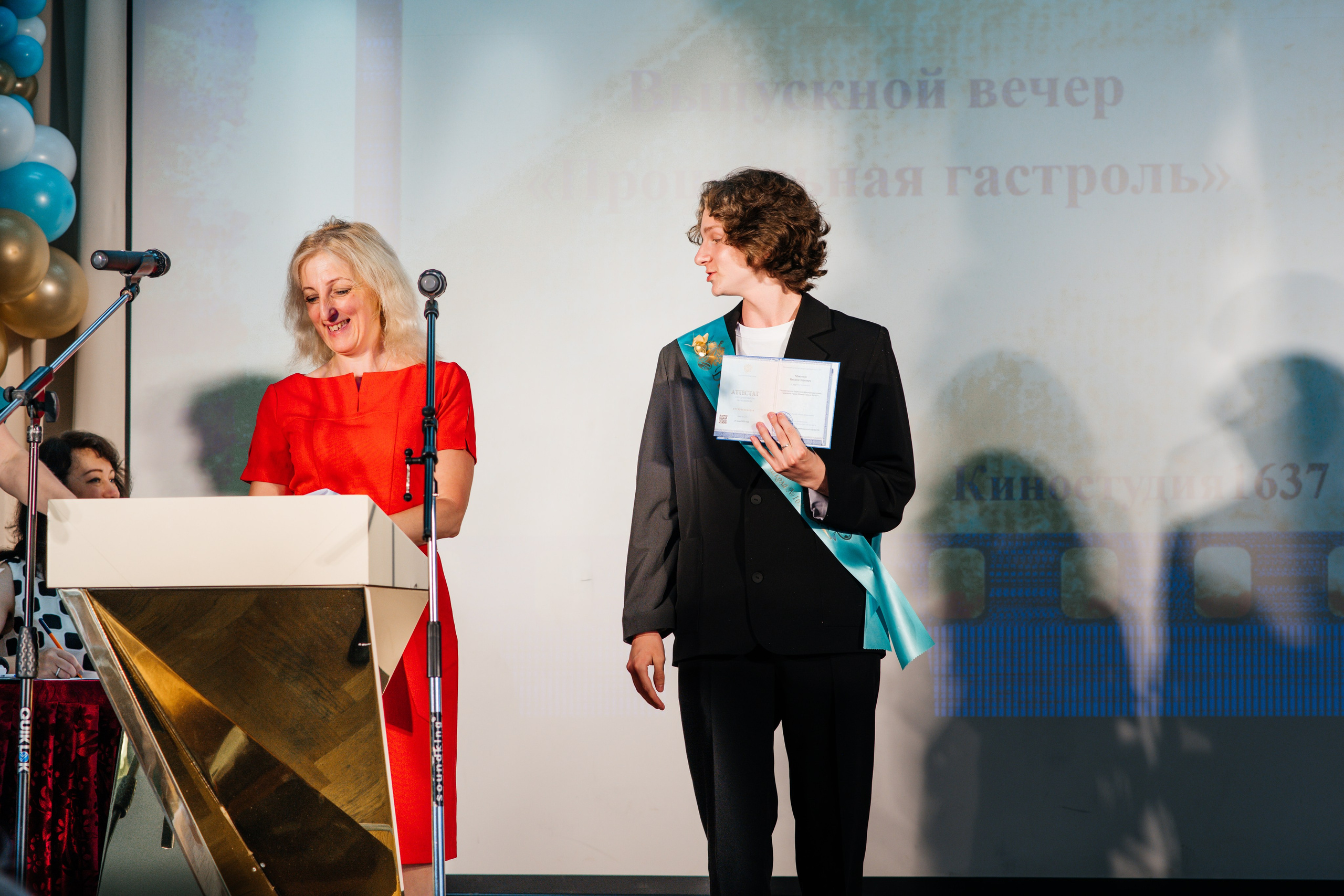 Вручение аттестатов. Выпускные альбомы в Подольске Москве и МО