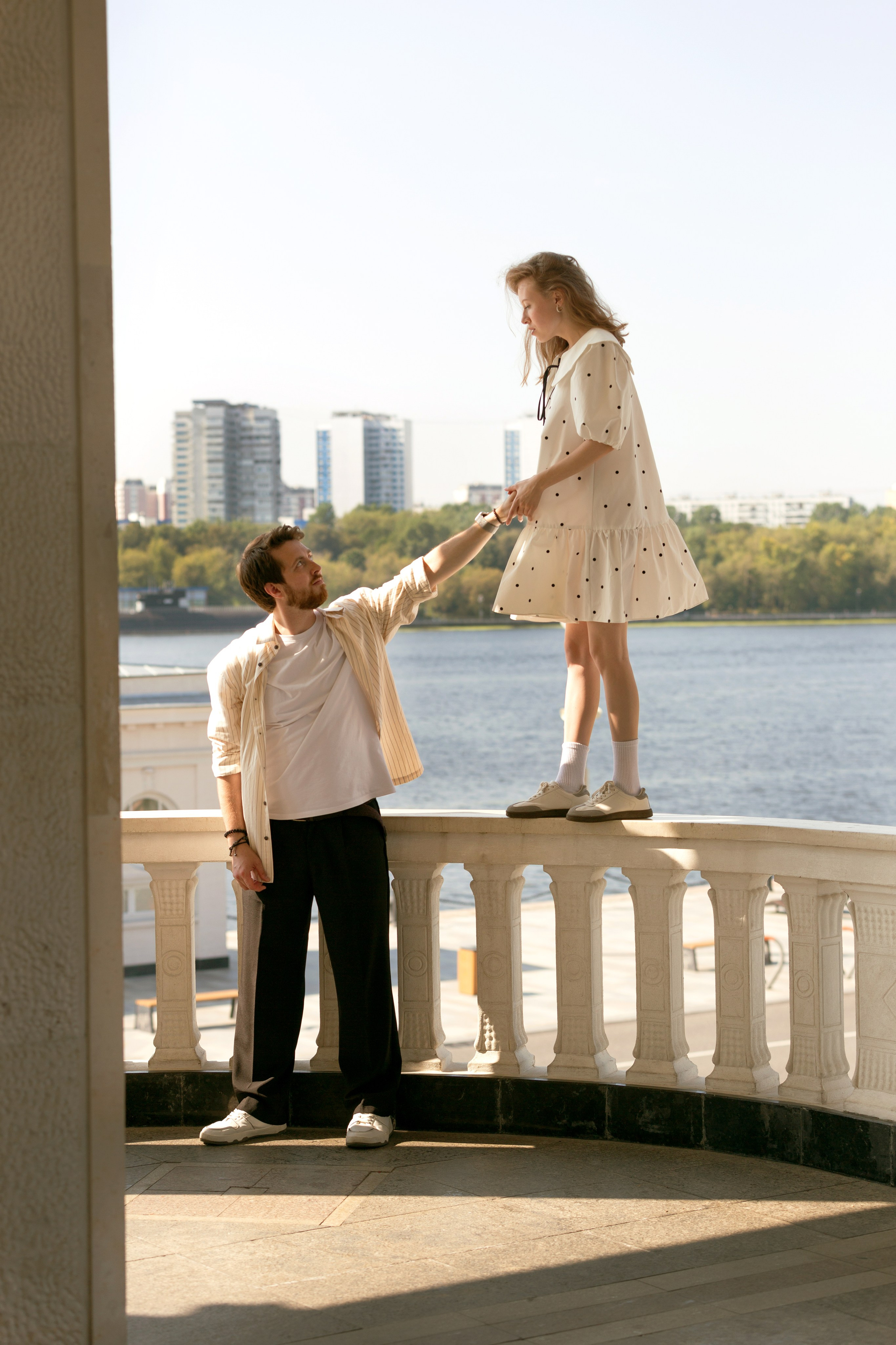 Взгляд друг на друга в тёплом солнечном свете. Чувственная фотосессия.