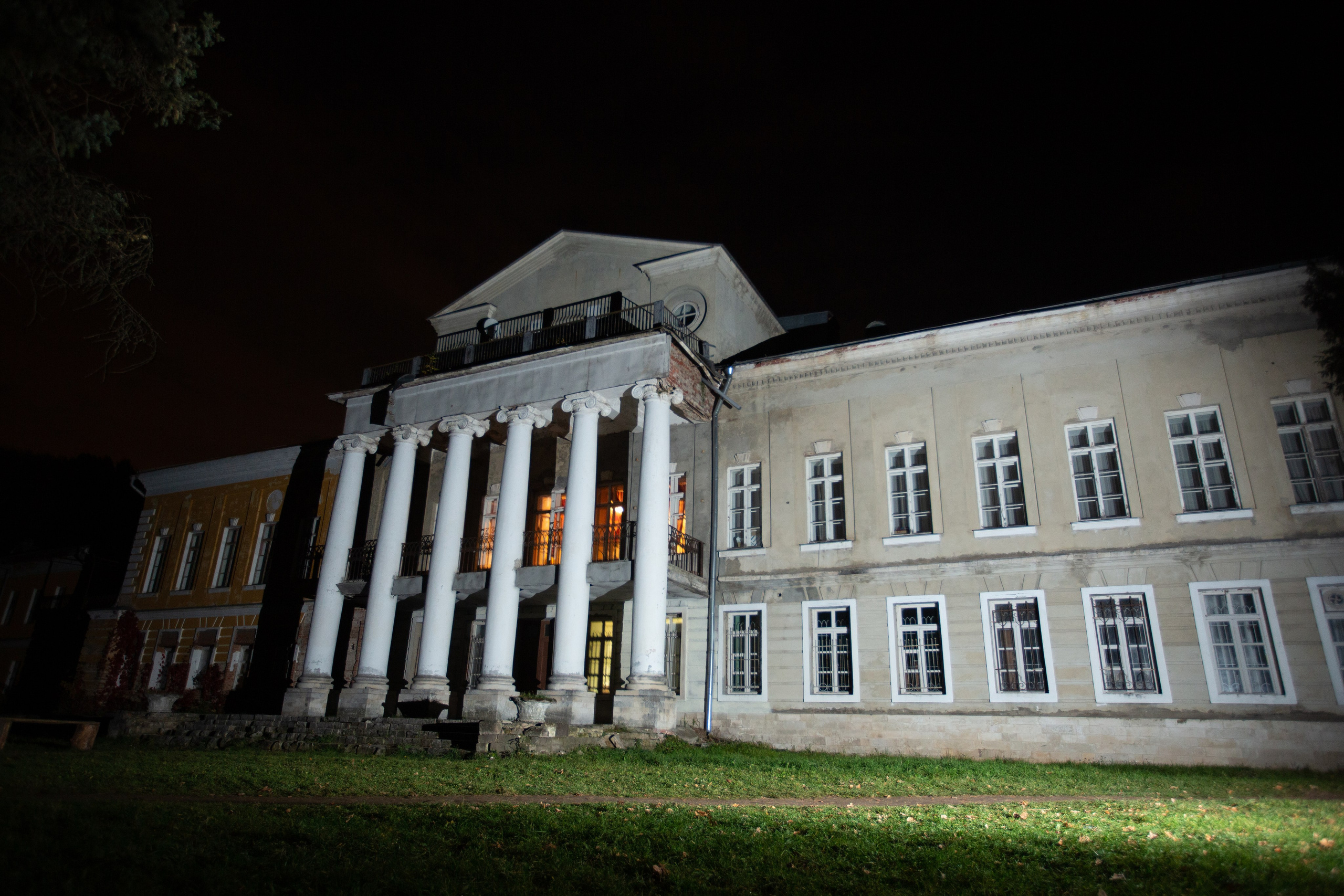 усадьба Суханова ночью