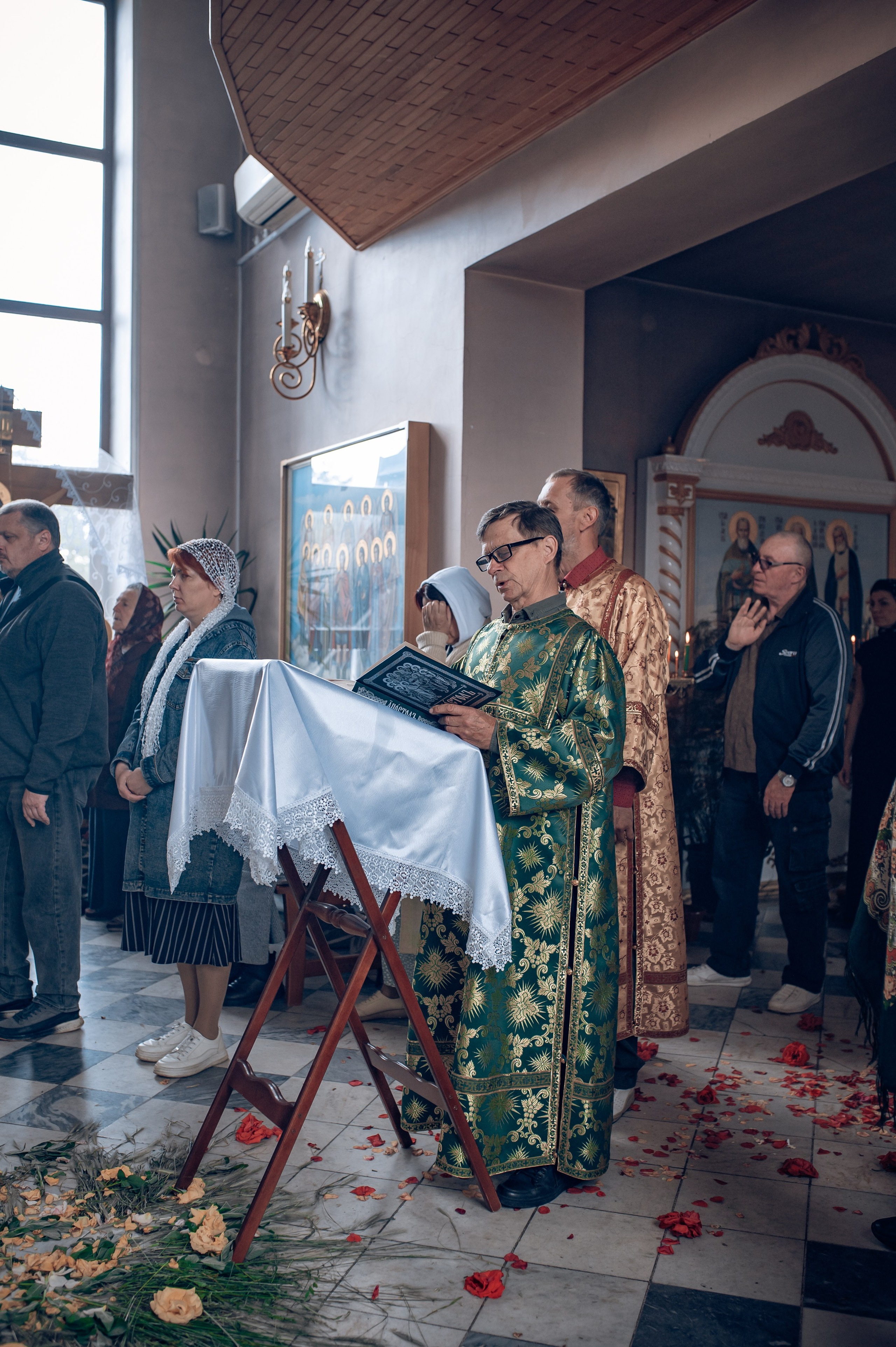 Троицкая служба в Рождественско-Никольском храме хутора Николаенко. Фотографы крещения/венчания  Красноярск Татьяна и Вячеслав Переваловы