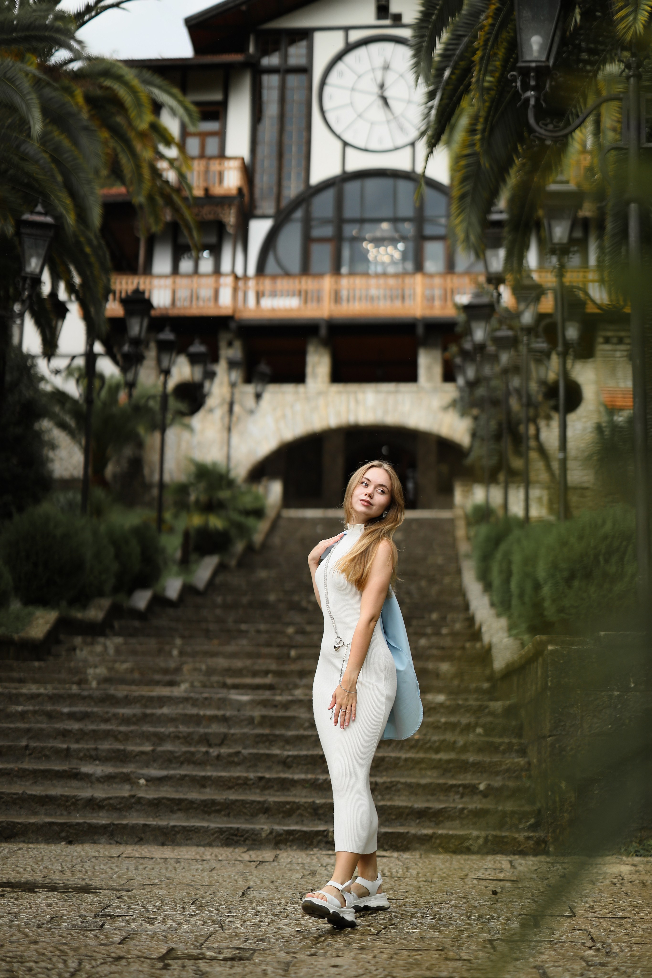 Фотосессия на ступеньках ресторана Гагрипш, Гагра. Свадебный и семейный фотограф в Абхазии Жанна Соснина