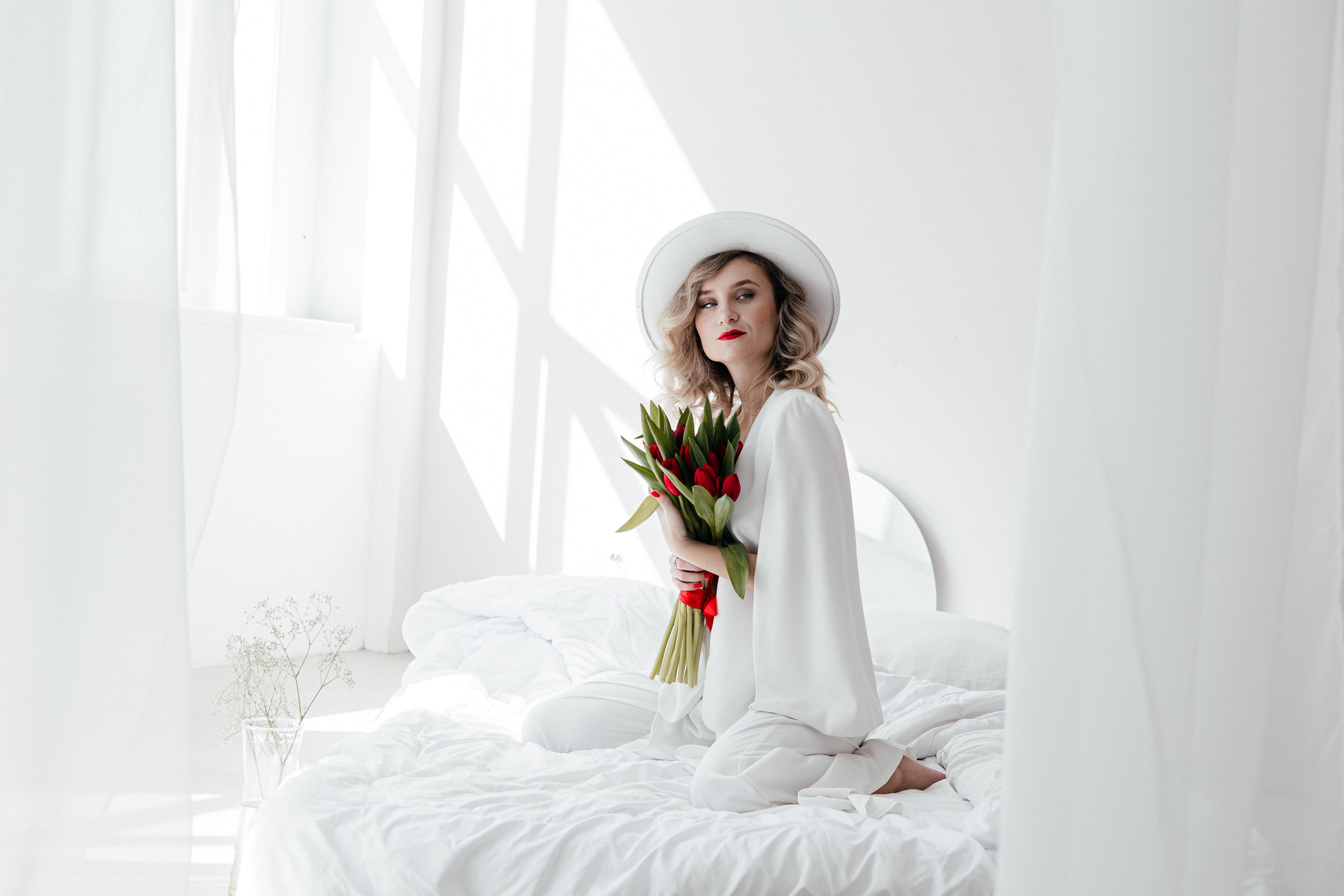 Анна. Красные тюльпаны