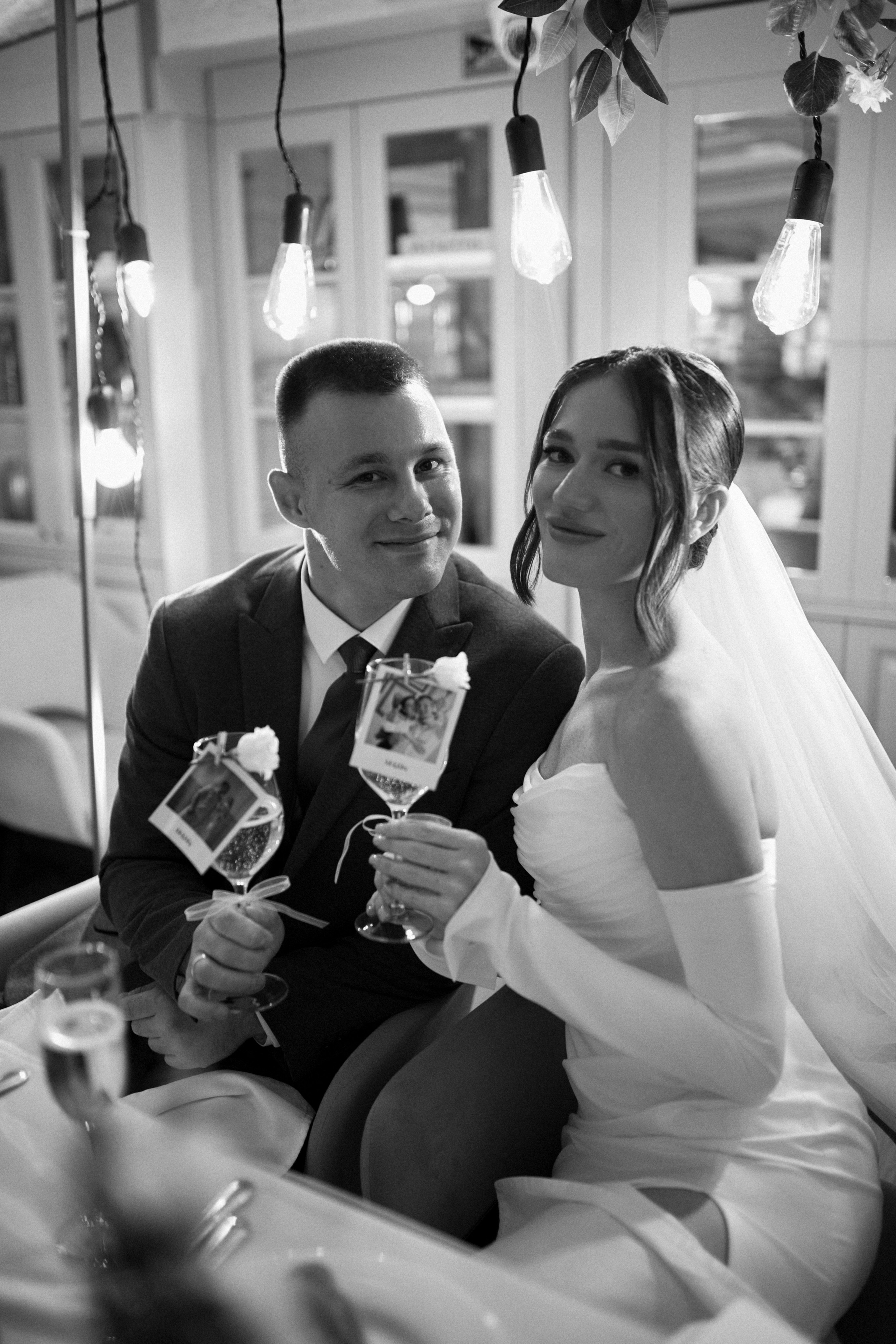 Свадьба в Питере на катере. Сестры Карабаза. Фотографы и ретушеры в Москве и Санкт-Петербурге