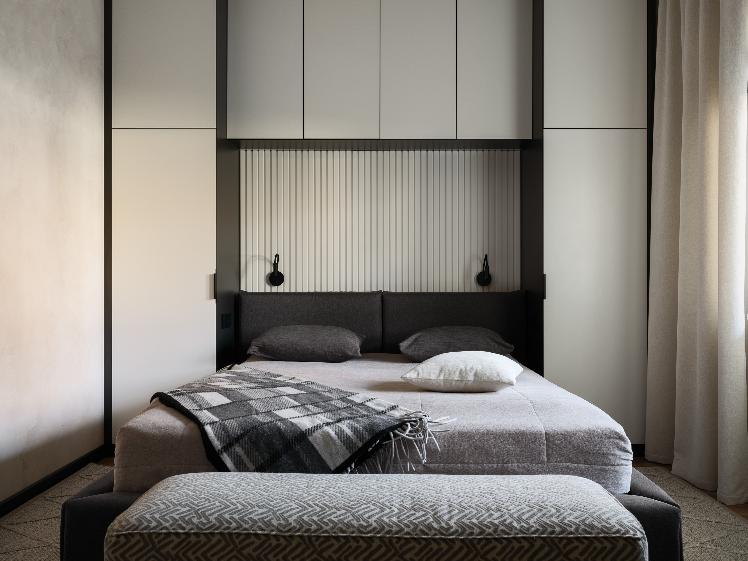 Современная спальня с нейтральной серой палитрой, встроенными шкафами и минималистичным дизайном. Проект выполнен Наталией Шелепниковой, фото Сергея Денисенко, стилизация Алёны Бершацкой.