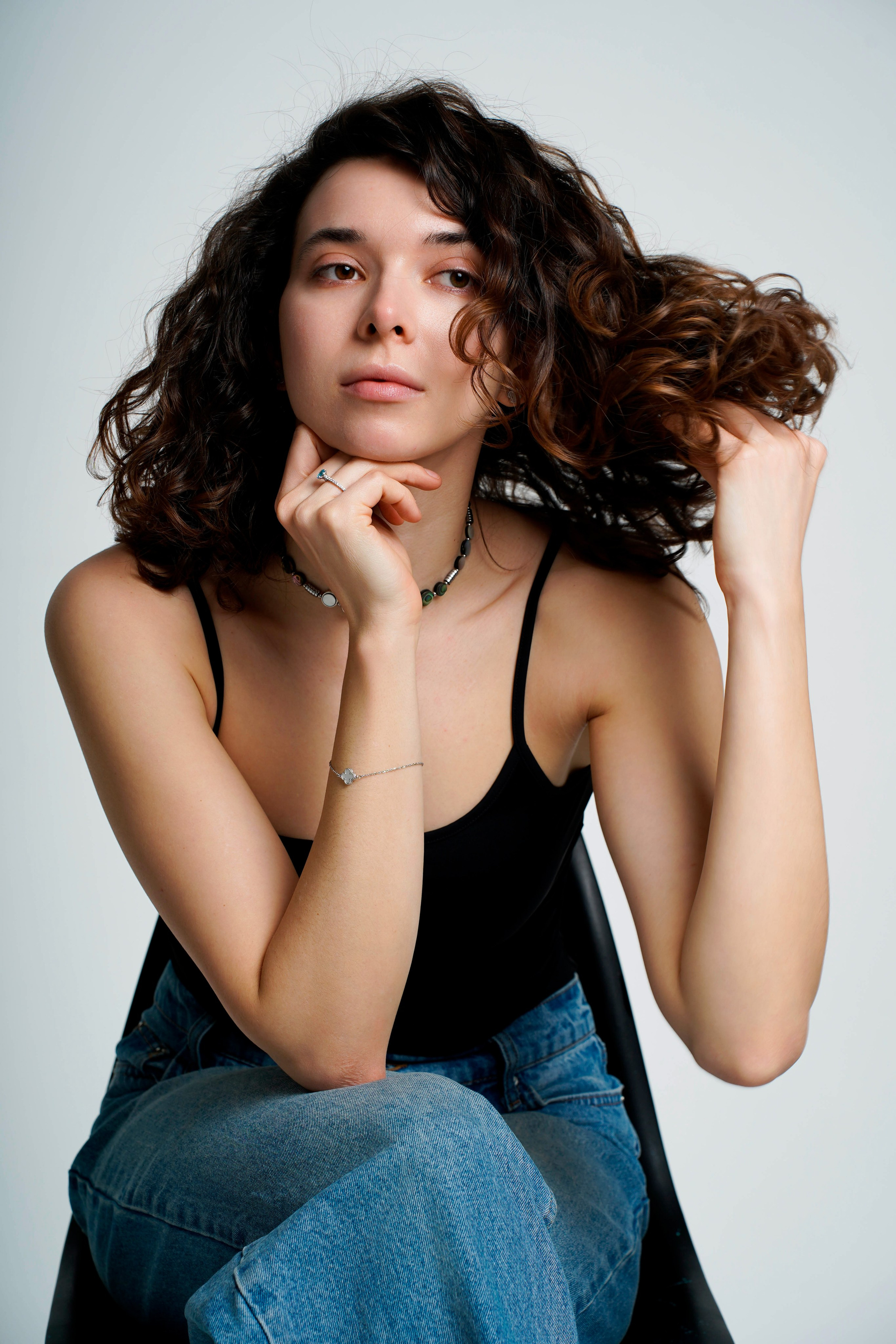 Девушка с кудрявыми волосами. Фотограф Анна Калинцева