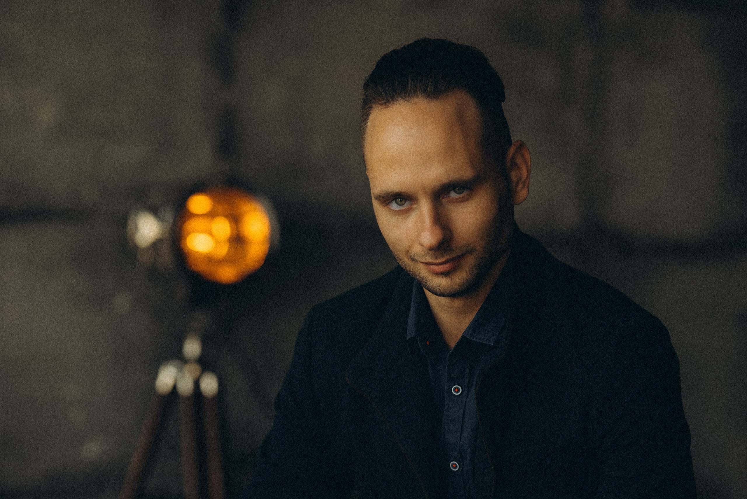 Мужчина в пиджаке, студийный портрет, Ярослав