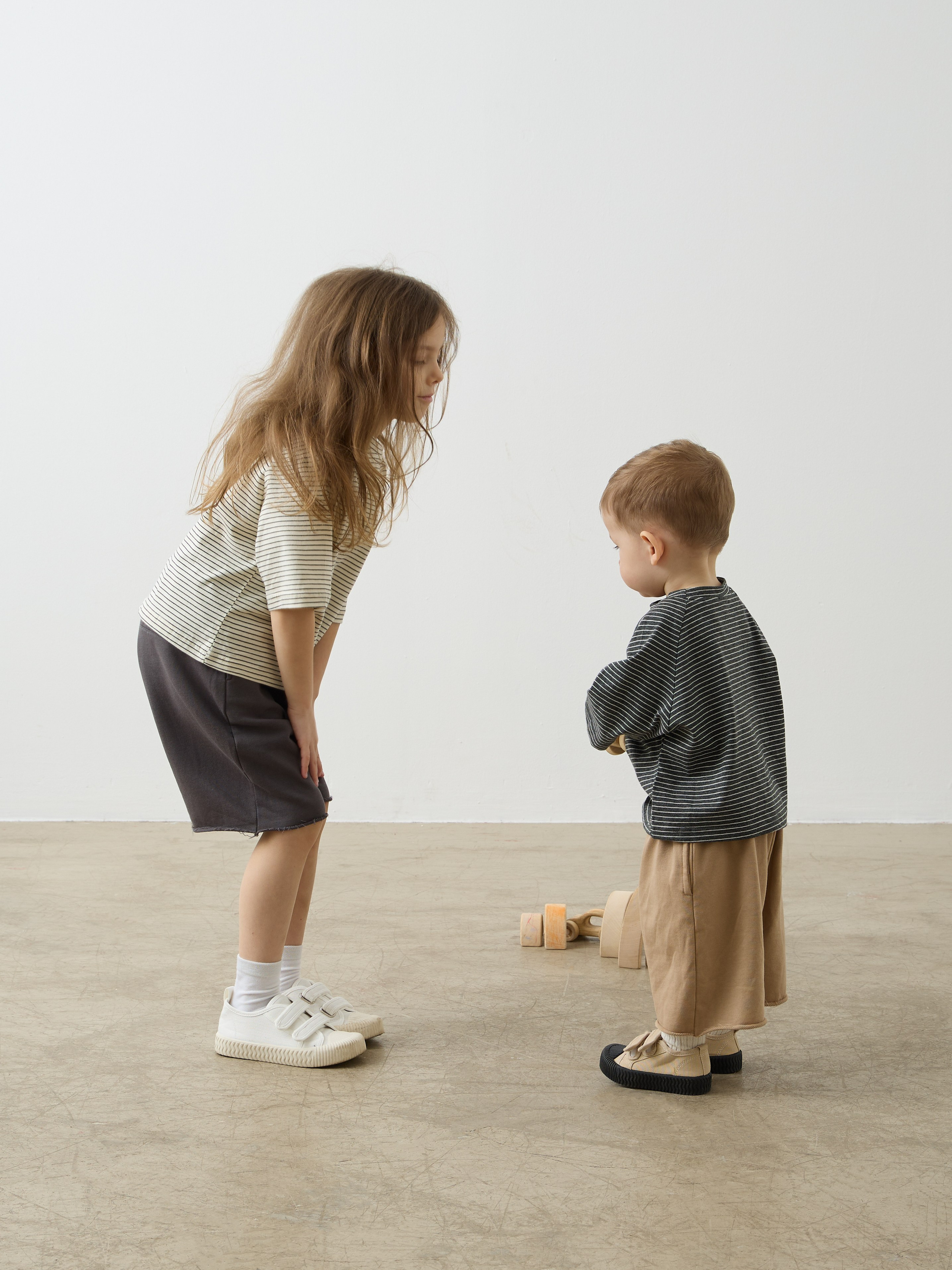 Фотограф Артём Галицкий. Специализируюсь на студийной съёмке одежды: каталоги, лукбуки, предметная съёмка. Опыт работы с fashion-брендами, маркетплейсами и коммерческими проектами. Грамотно выстраиваю свет, работаю быстро и точно под задачу. Также имею опыт работы гафером — отлично знаю световое оборудование и техническую сторону съёмочного процесса.