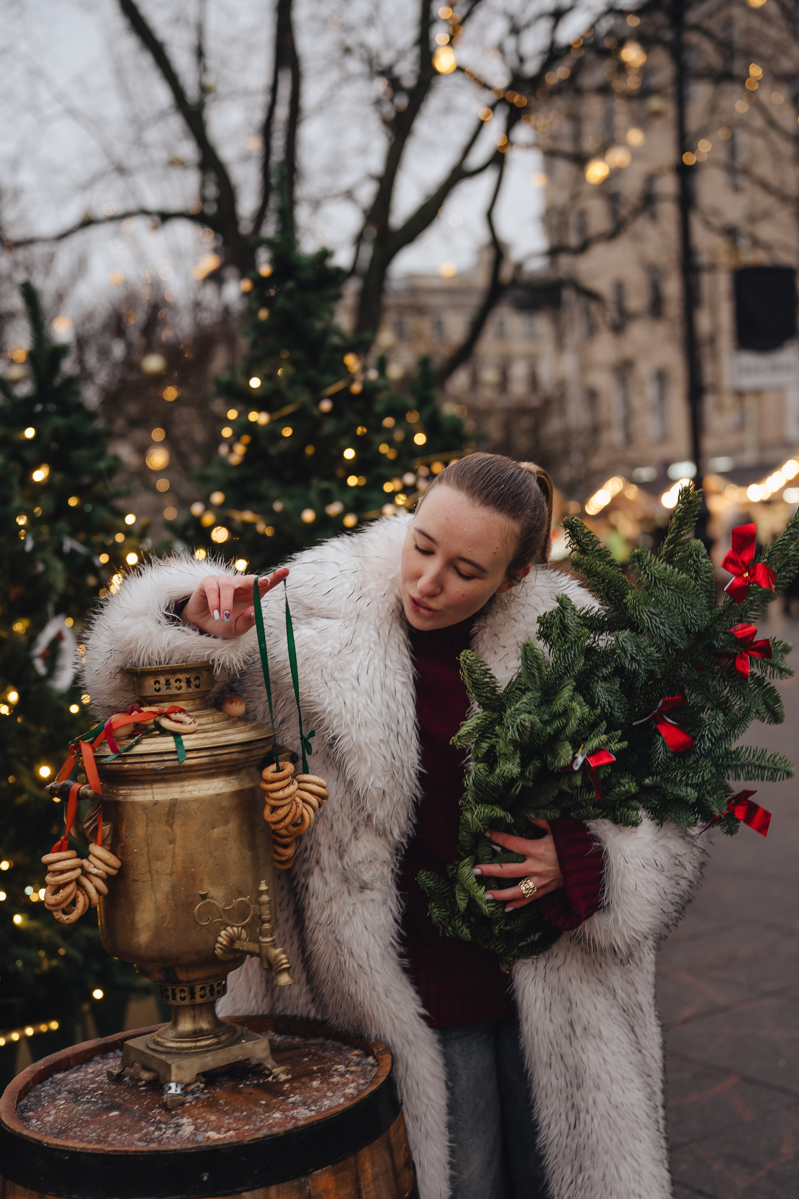 ПРОГУЛКА НА МАНЕЖНОЙ ПЛОЩАДИ ДЛЯ ДЕВУШКИ ПЕРЕД НОВЫМ ГОДОМ (НОВОГОДНЯЯ ФОТОСЕССИИЯ НА МАНЕЖНОЙ ПЛОЩАДИ). Профессиональный фотограф, Санкт-Петербург — Виктория Богомолова