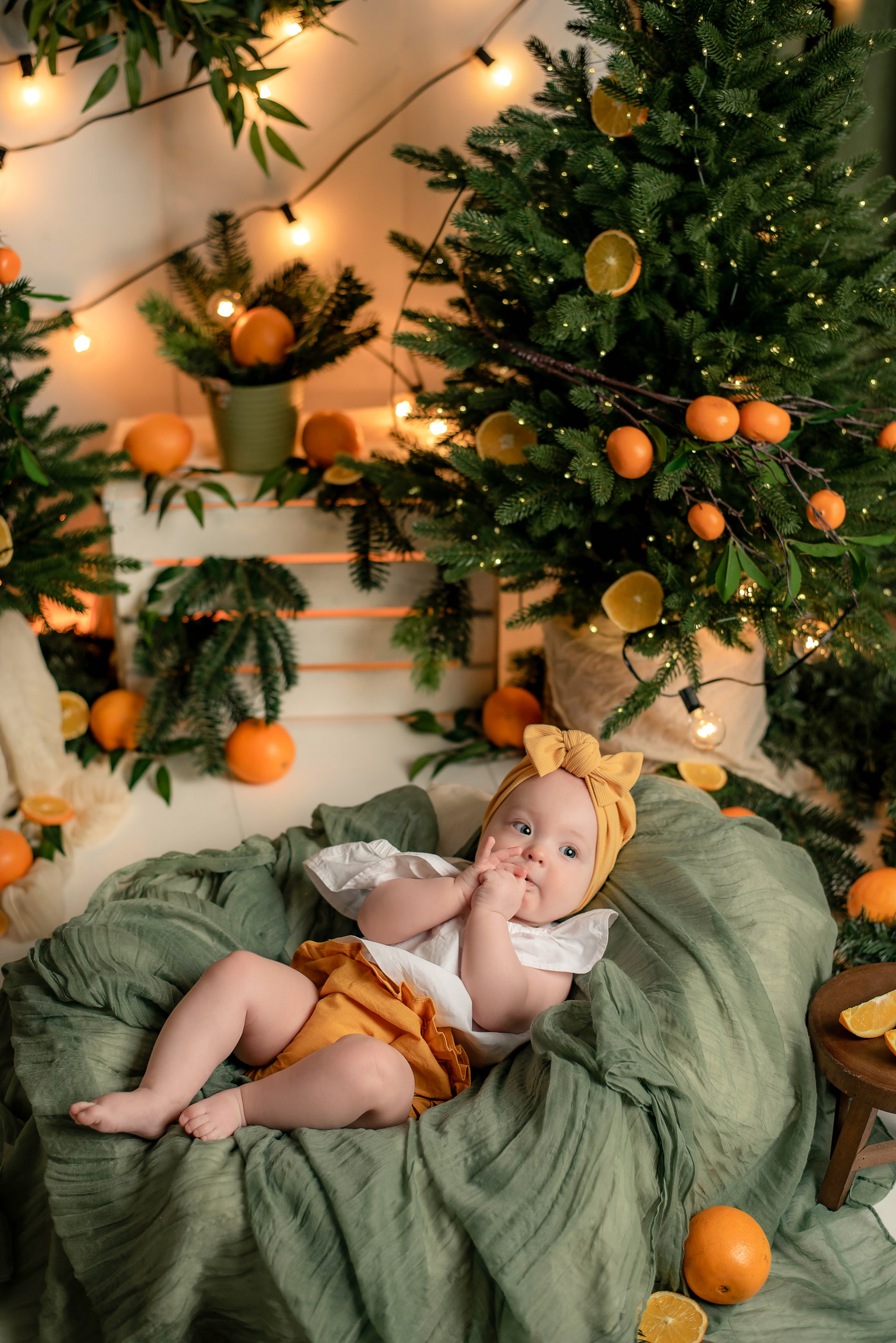 Лиза- купание с апельсинками НГ. Семейный и детский фотограф Наталья Горда