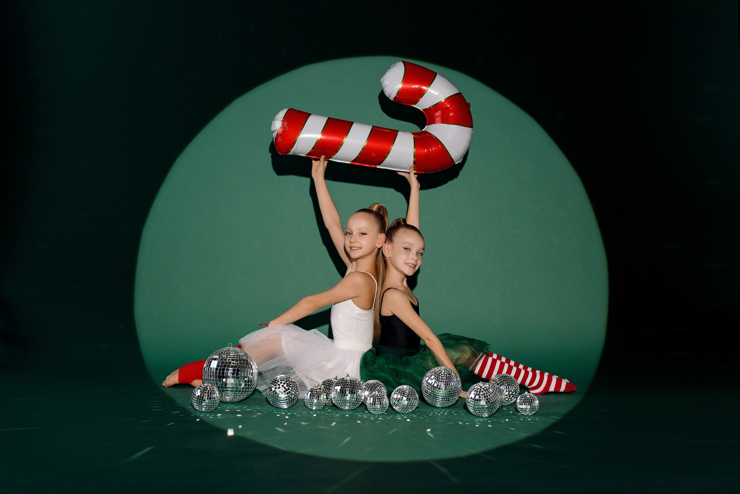 Варя и Лиза Новый год. Детский фотограф в Долгопрудном и Москве