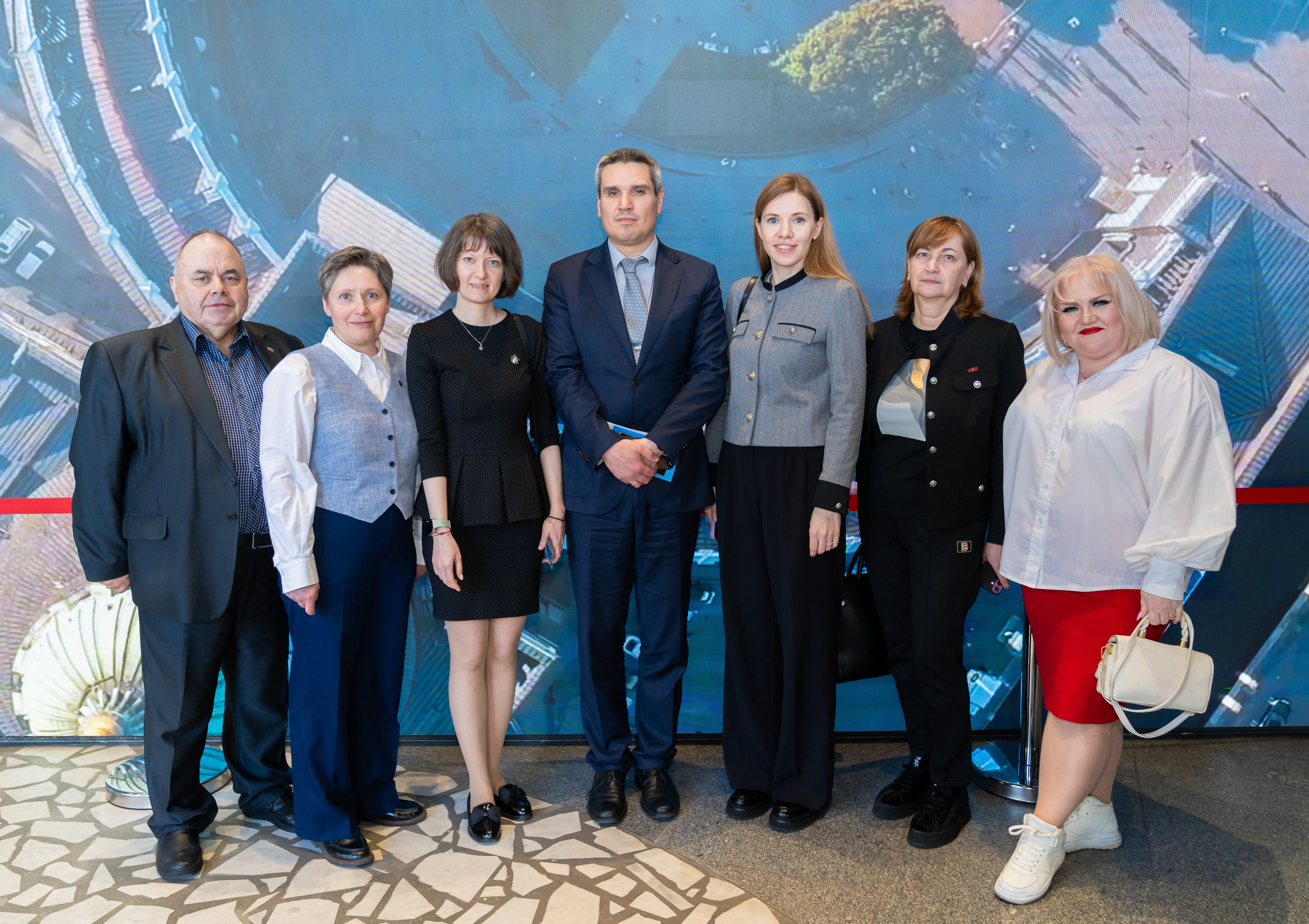 Официальная группа на праздновании Дня местного самоуправления в Санкт-Петербурге. Семь человек в деловых образах. Автор фото — Евгений Мальцев, evrednix.ru.