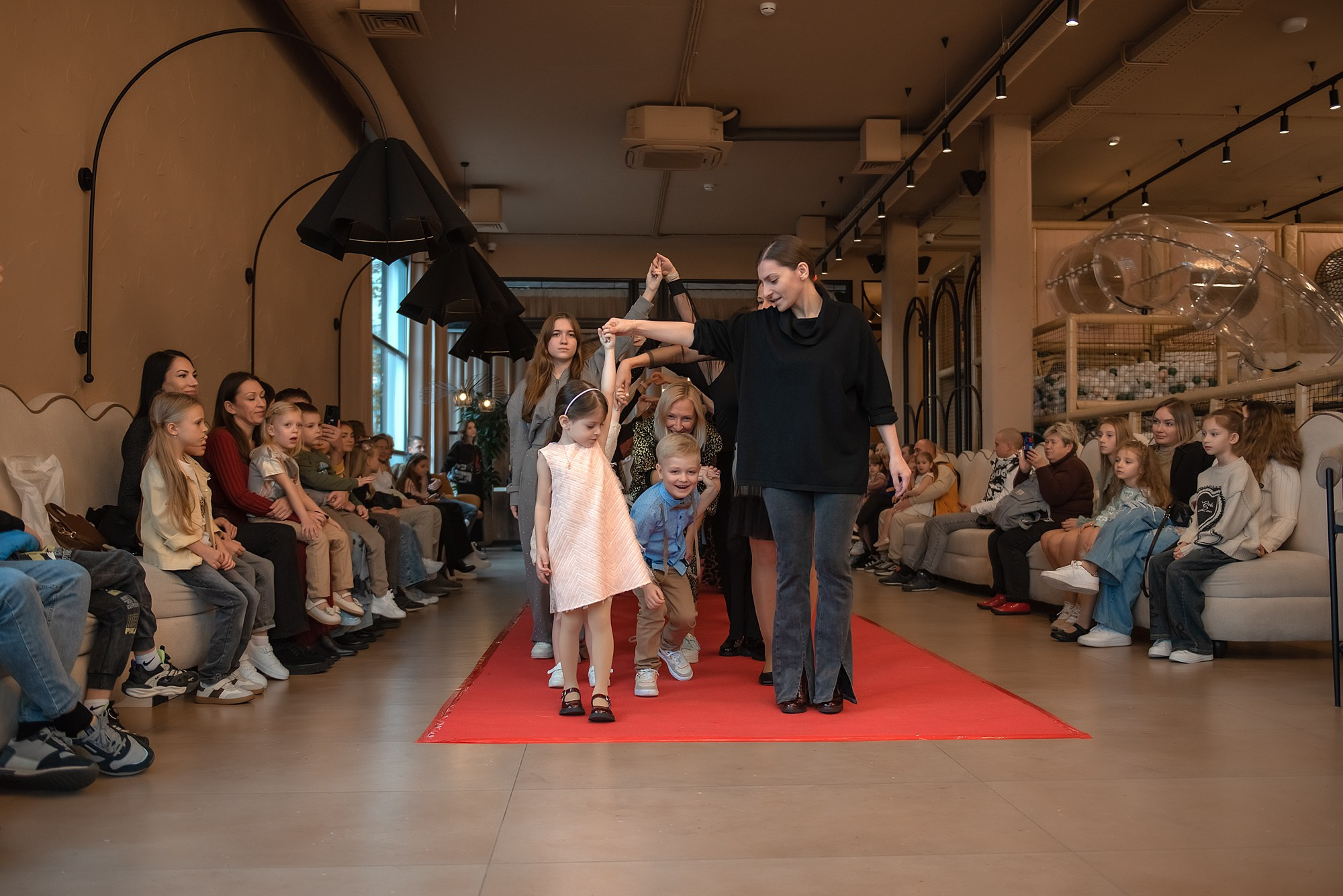 HAPPYkids дефиле в день мамы. Семейный и коммерческий фотограф в Сочи Александр Бодунов
