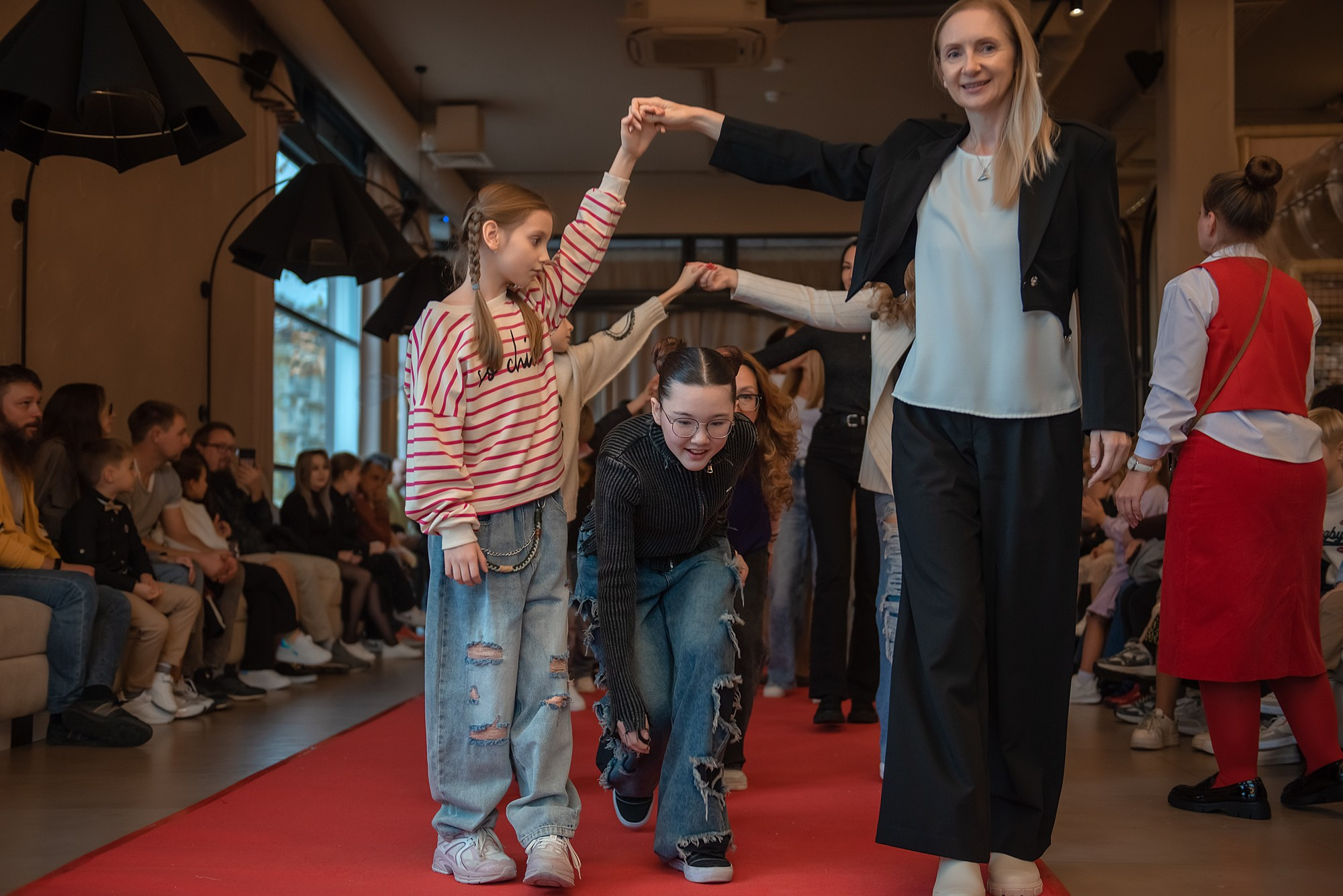 HAPPYkids дефиле в день мамы. Семейный и коммерческий фотограф в Сочи Александр Бодунов