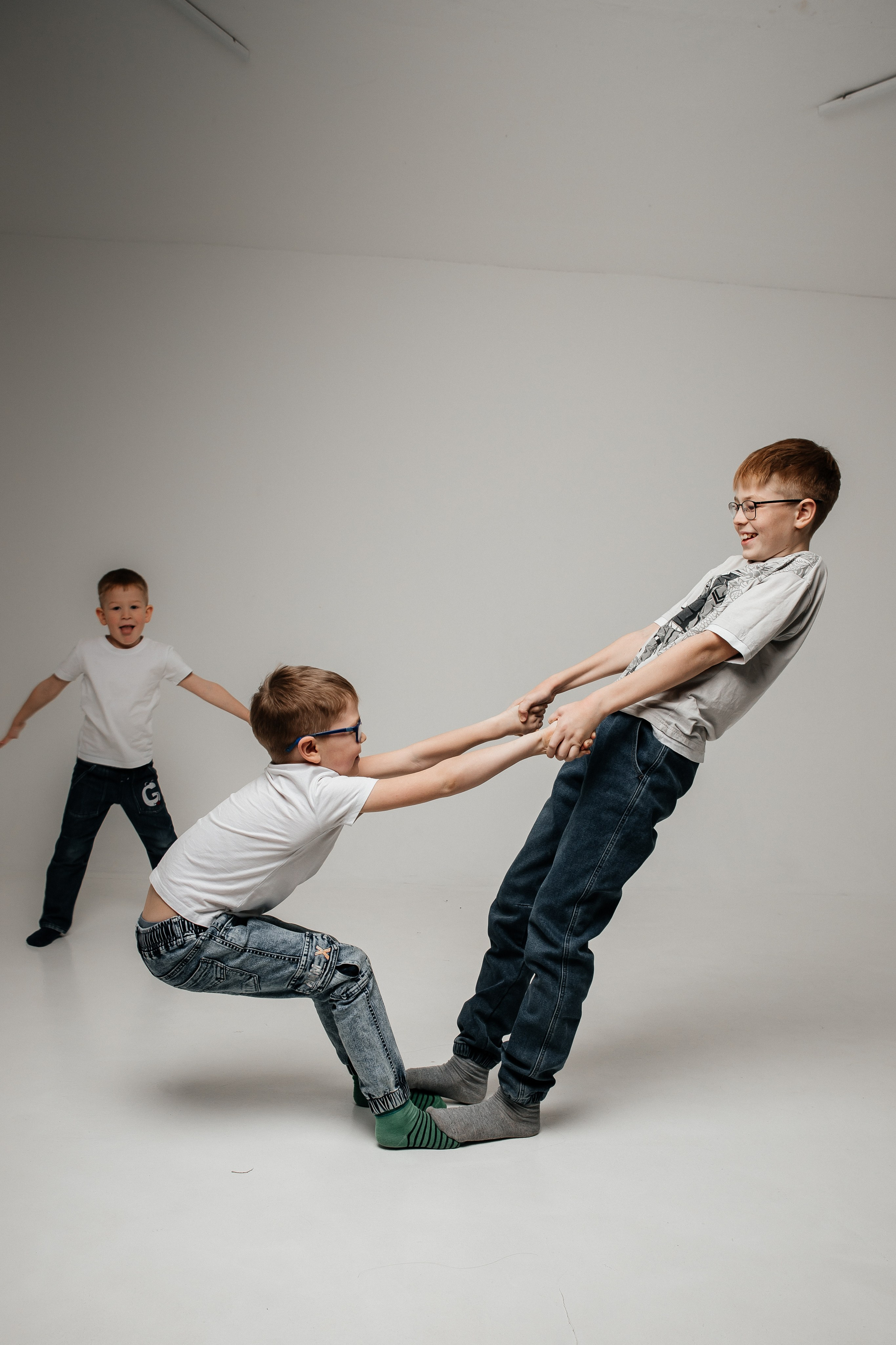 Семья Анны и Дмитрия. Фотограф в Иркутске Анастасия Кись. Студийная фотосессия беременности в тканях Иркутск. Семейная фотосессия, ПОРТРЕТ «ПОКОЛЕНИЕ»