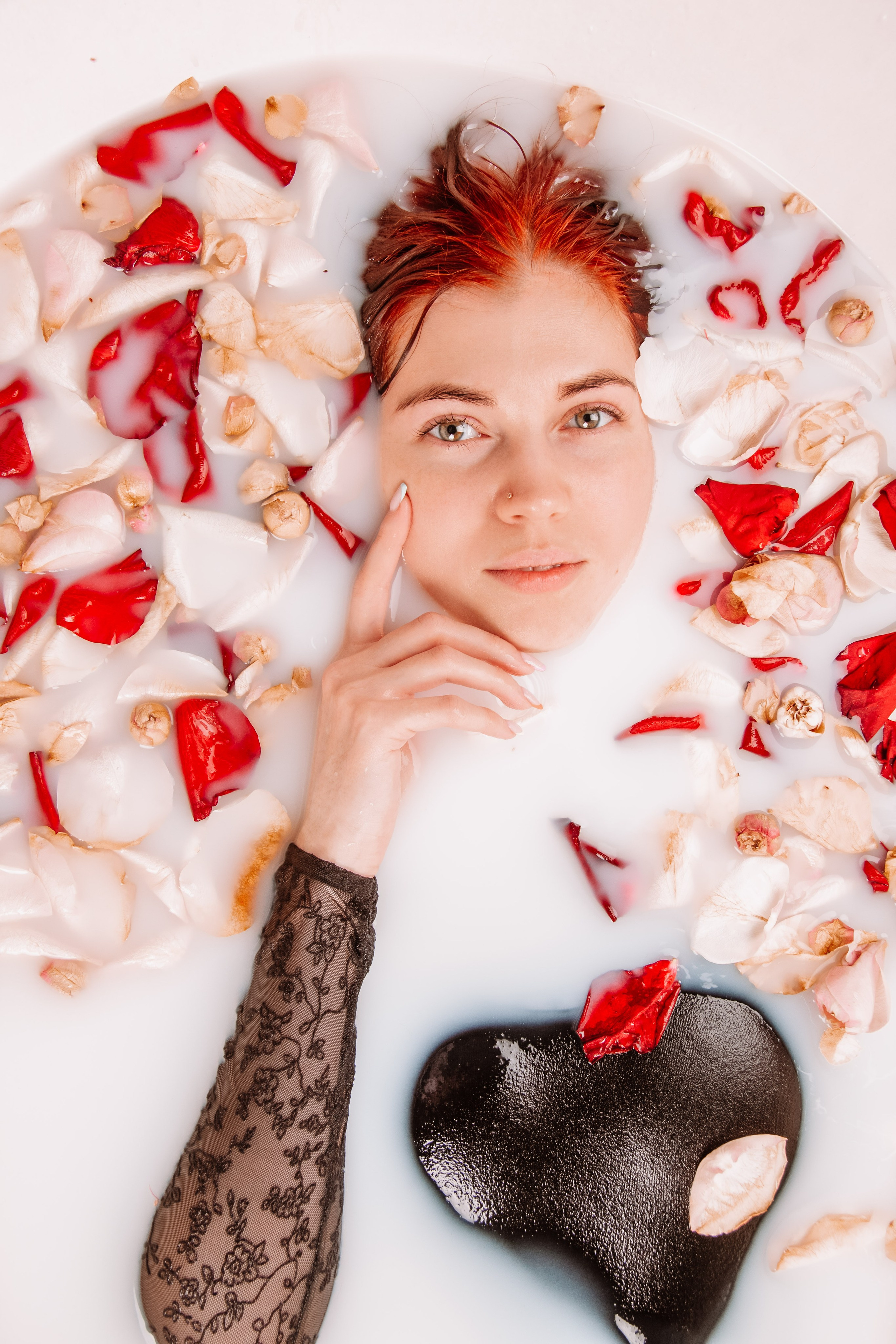 красивый женский портрет в молоке, Индивидуальный портретный фотограф в СПб и Лен. обл. Портретные фотосессии, студийные сьемки, планерные съемки, семейные фотосессии, love-story. Санкт-Петербург и Ленинградская обл. Индивидуальная портретная фотосессия. Фотостудия Beverly Hills.