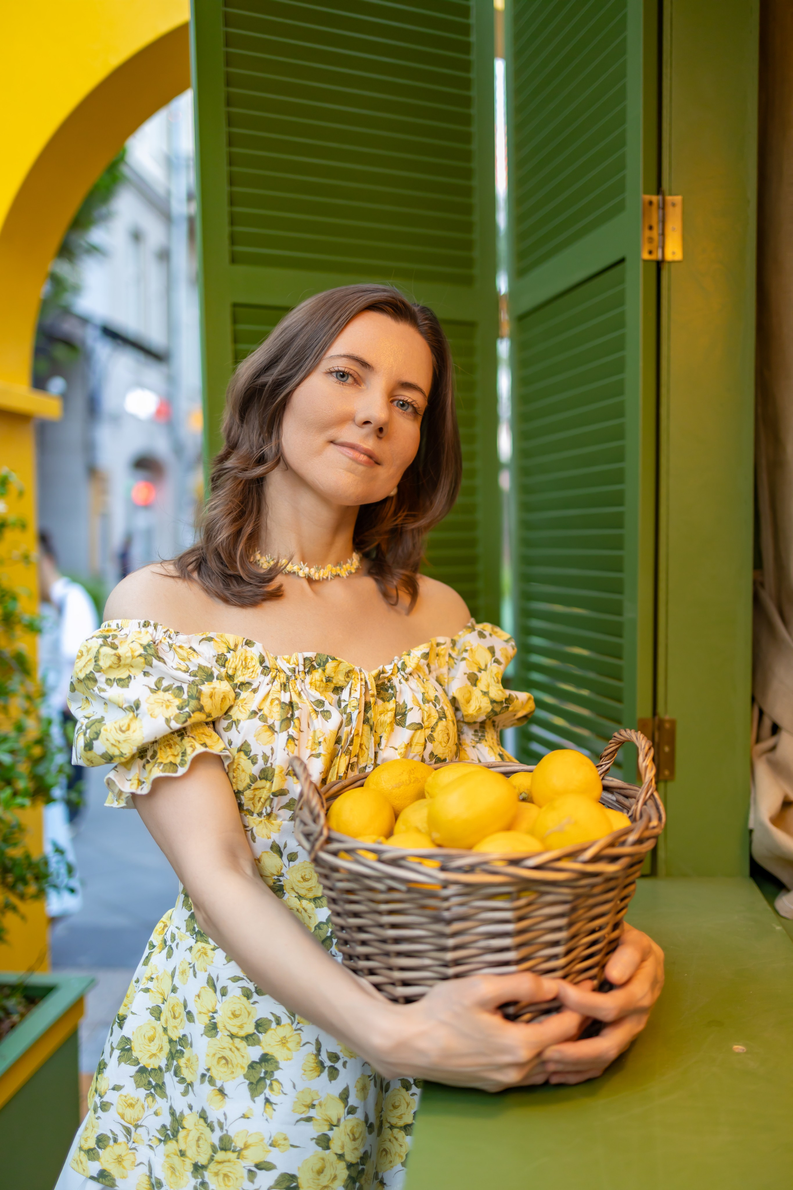 Цитрусовая история: фотосессия с лимонами в Камергерском переулке. Репортажный, семейный и студийный фотограф в Москве Демин Алексей