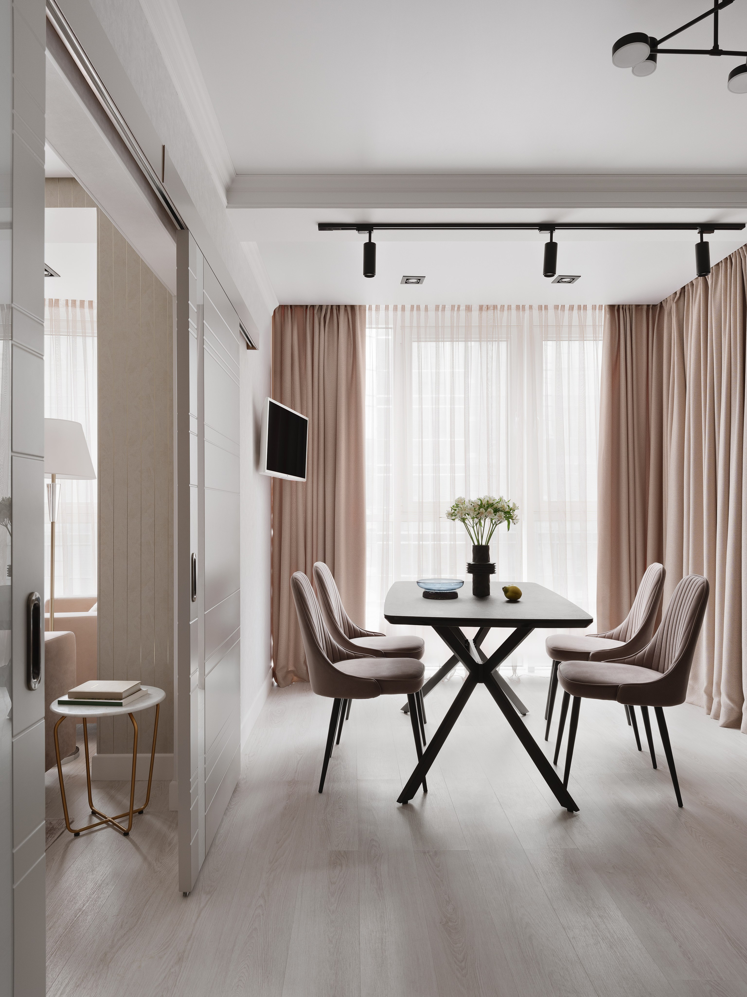 Современный дизайн интерьера спальни и кухни, фото уютного стиля с черным обеденным столом, мягкими стульями и панорамными окнами со светлыми шторами, дизайн Ольги Рубченко, стилизация Екатерины Ракитиной, фотосъемка Сергея Денисенко.