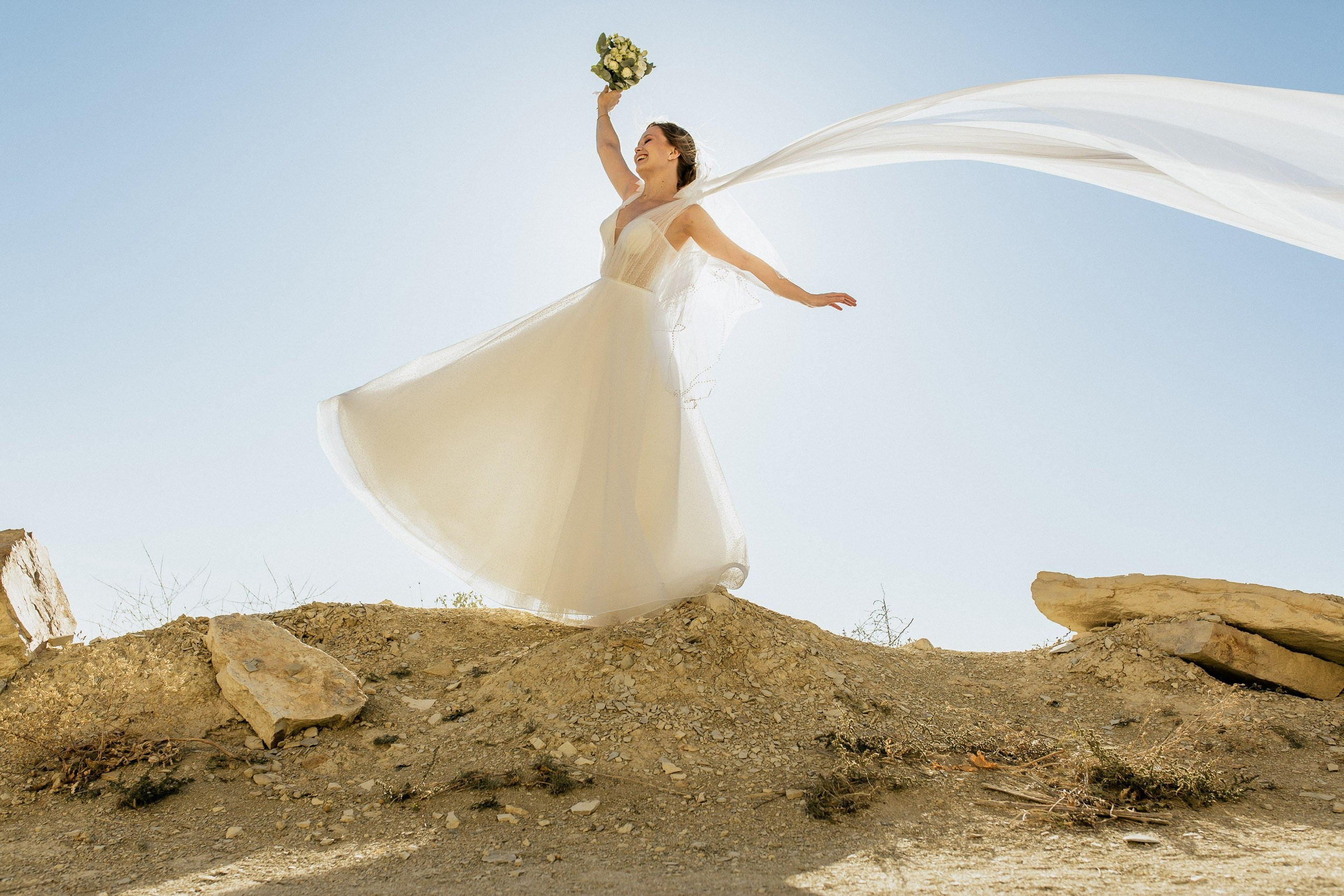 Яркое фото невесты в красивом свадебном платье на Лысой Горе.