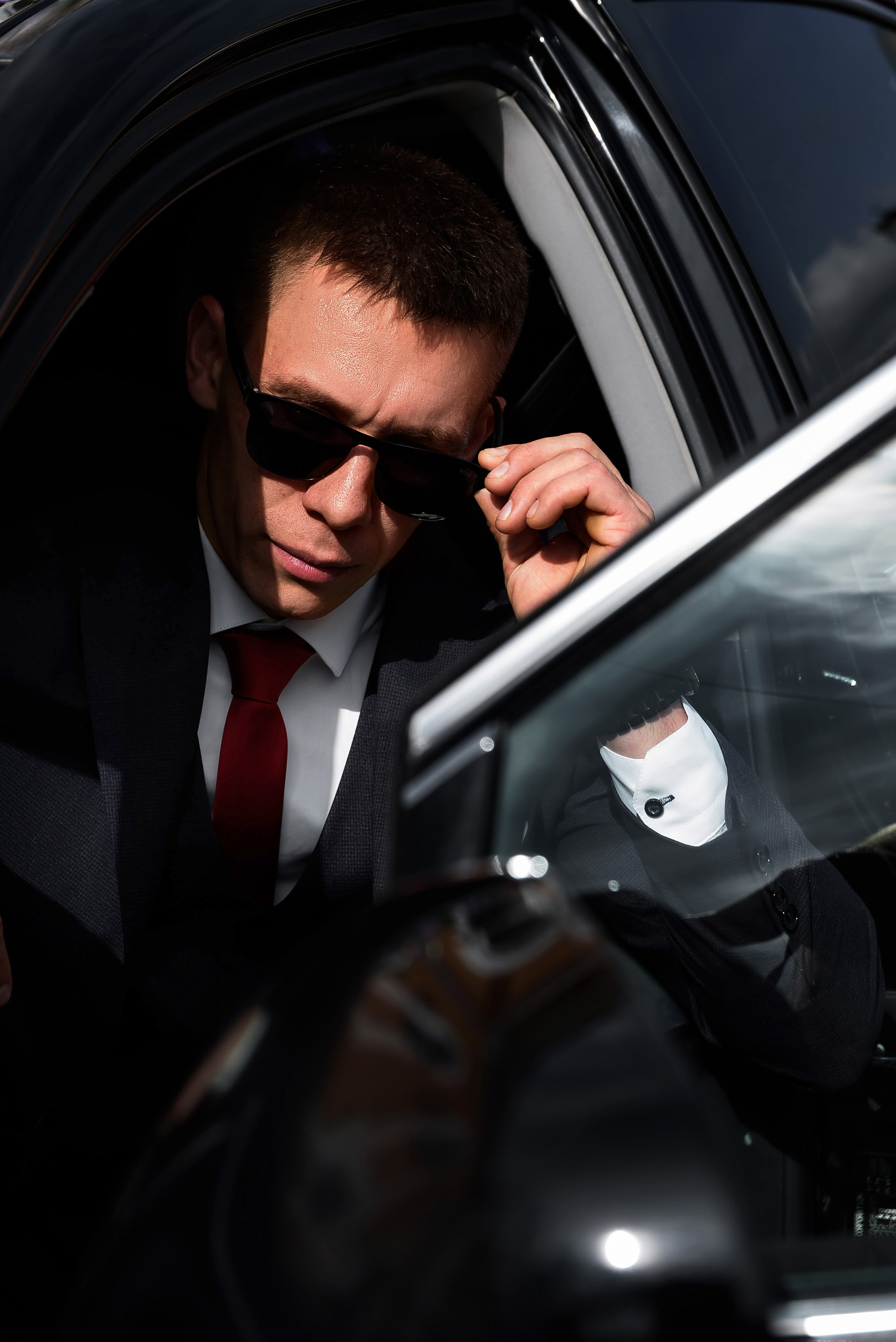 крутой стильный портрет жениха в авто на свадьбе в томске