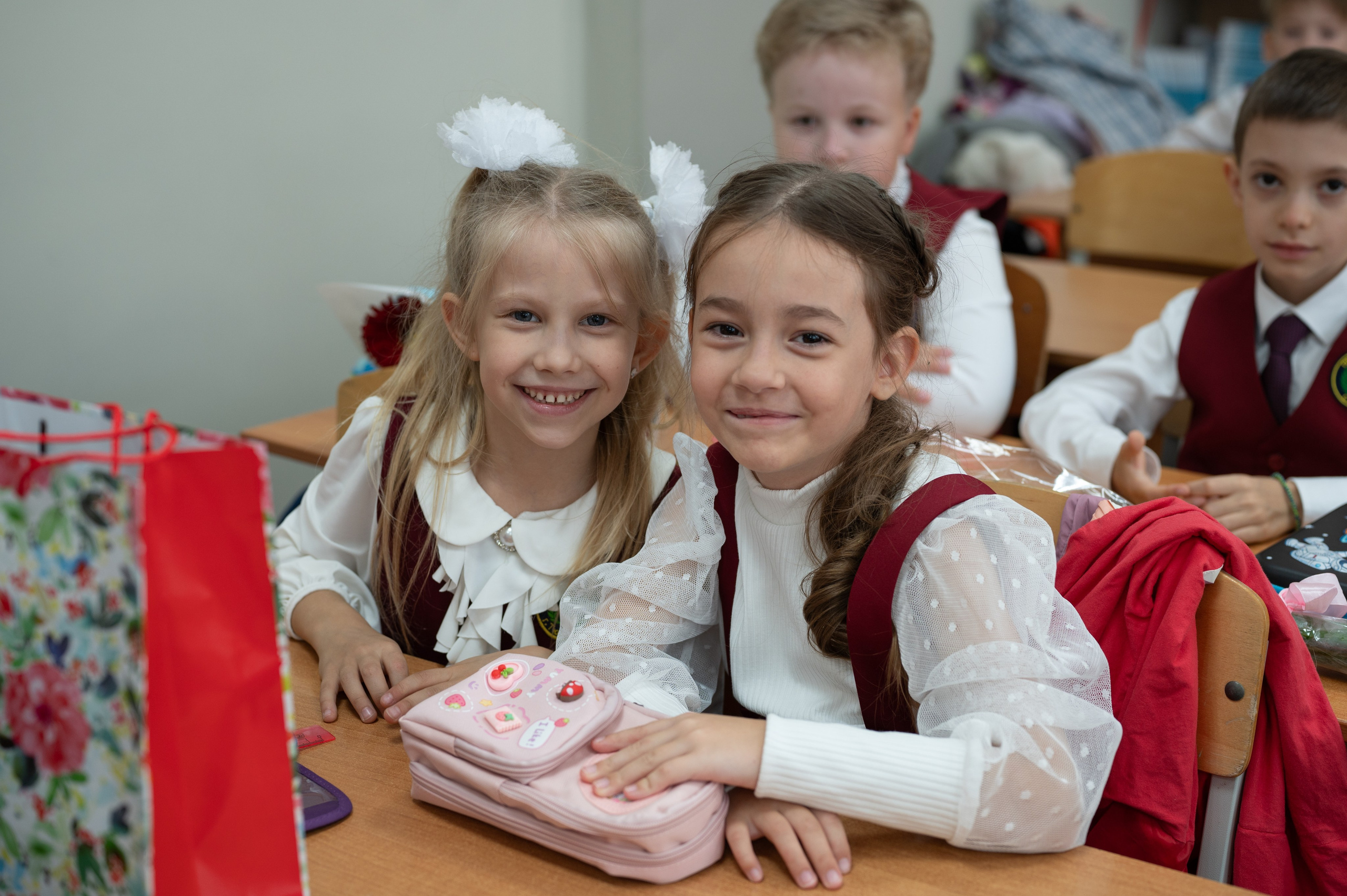 1 сентября 16 гимназия 2 класс (линейка + в классе+ на улице). Фотограф новорожденных, семейный детский в Тюмени Татьяна Морозова