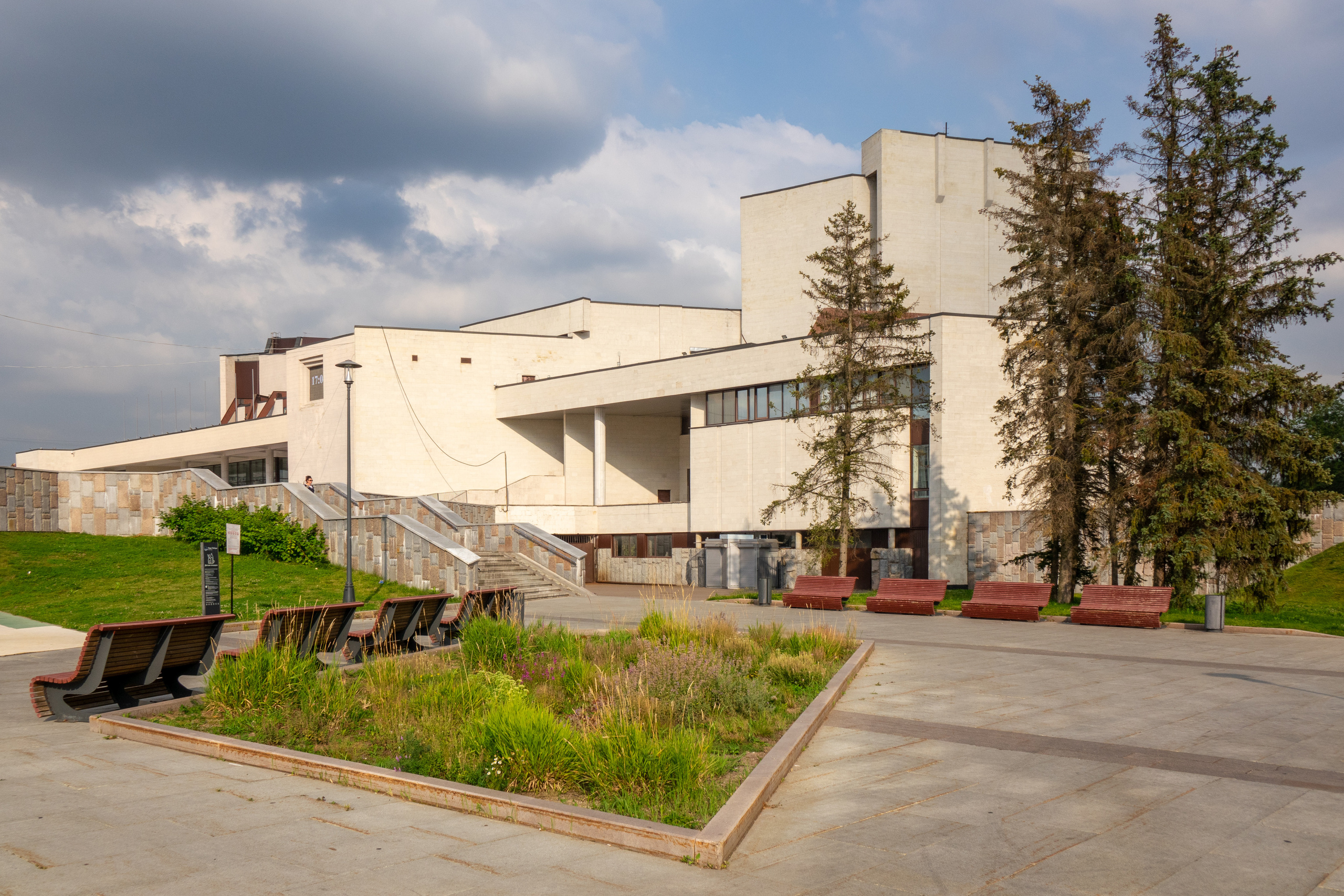 Альбом с примерами фотографий разных городов России. Коммерческая фотосъёмка городской среды, архитектуры и производственных объектов