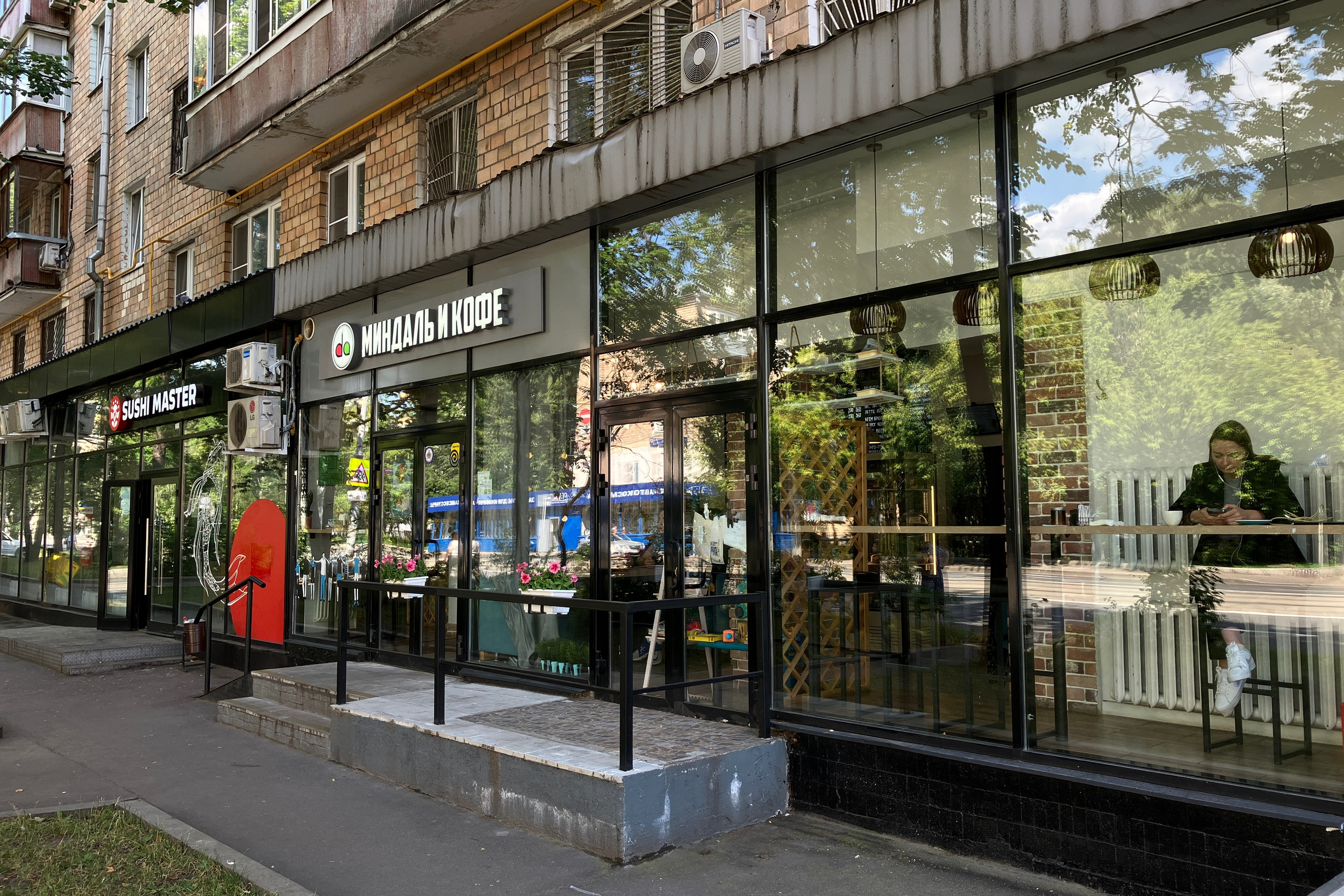 Альбом с примерами фотографий разных городов России. Коммерческая фотосъёмка городской среды, архитектуры и производственных объектов