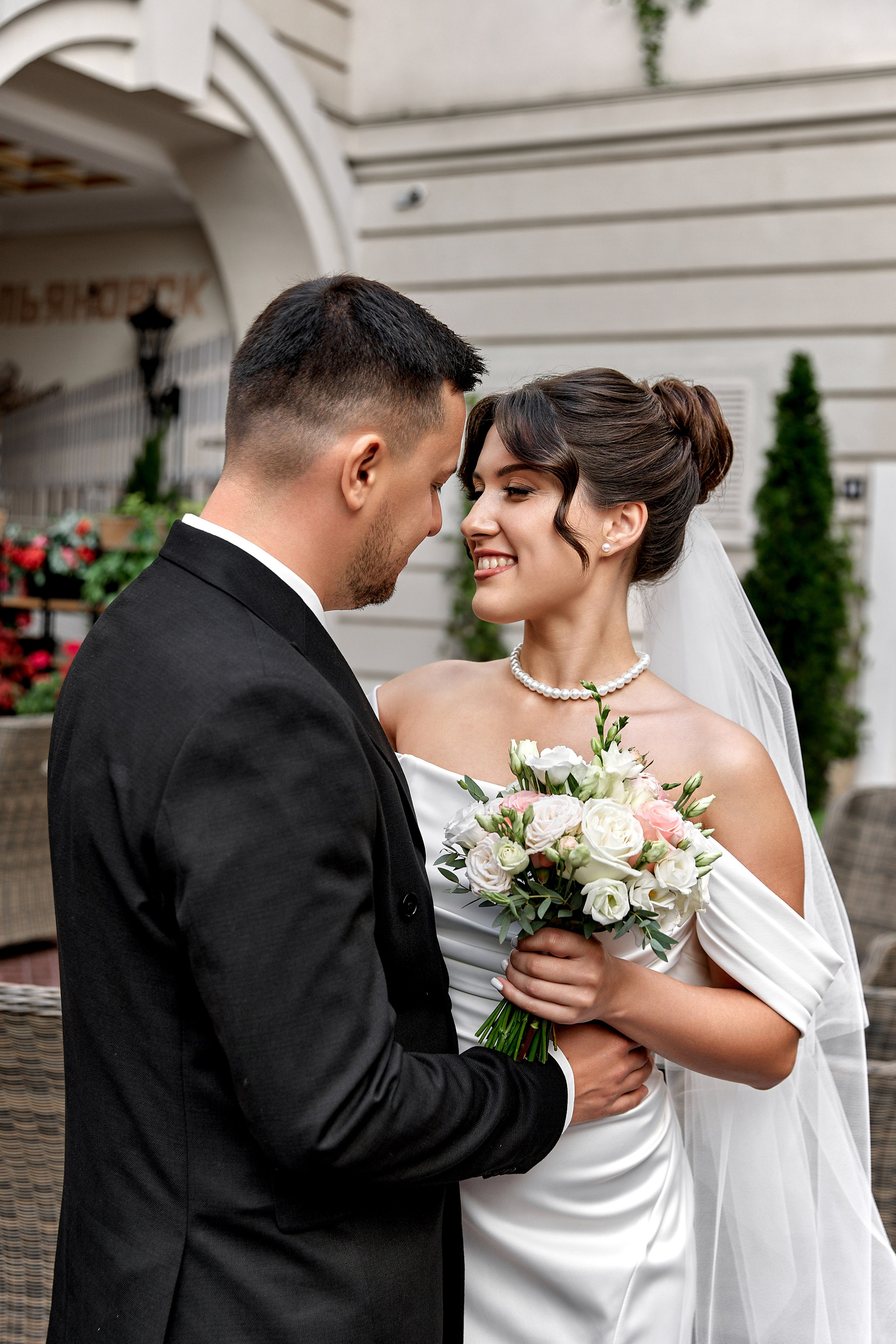 Свадебная фотография: первая встреча жениха и невесты. На лице жениха — радость, любовь и счастливое волнение от вида своей неве