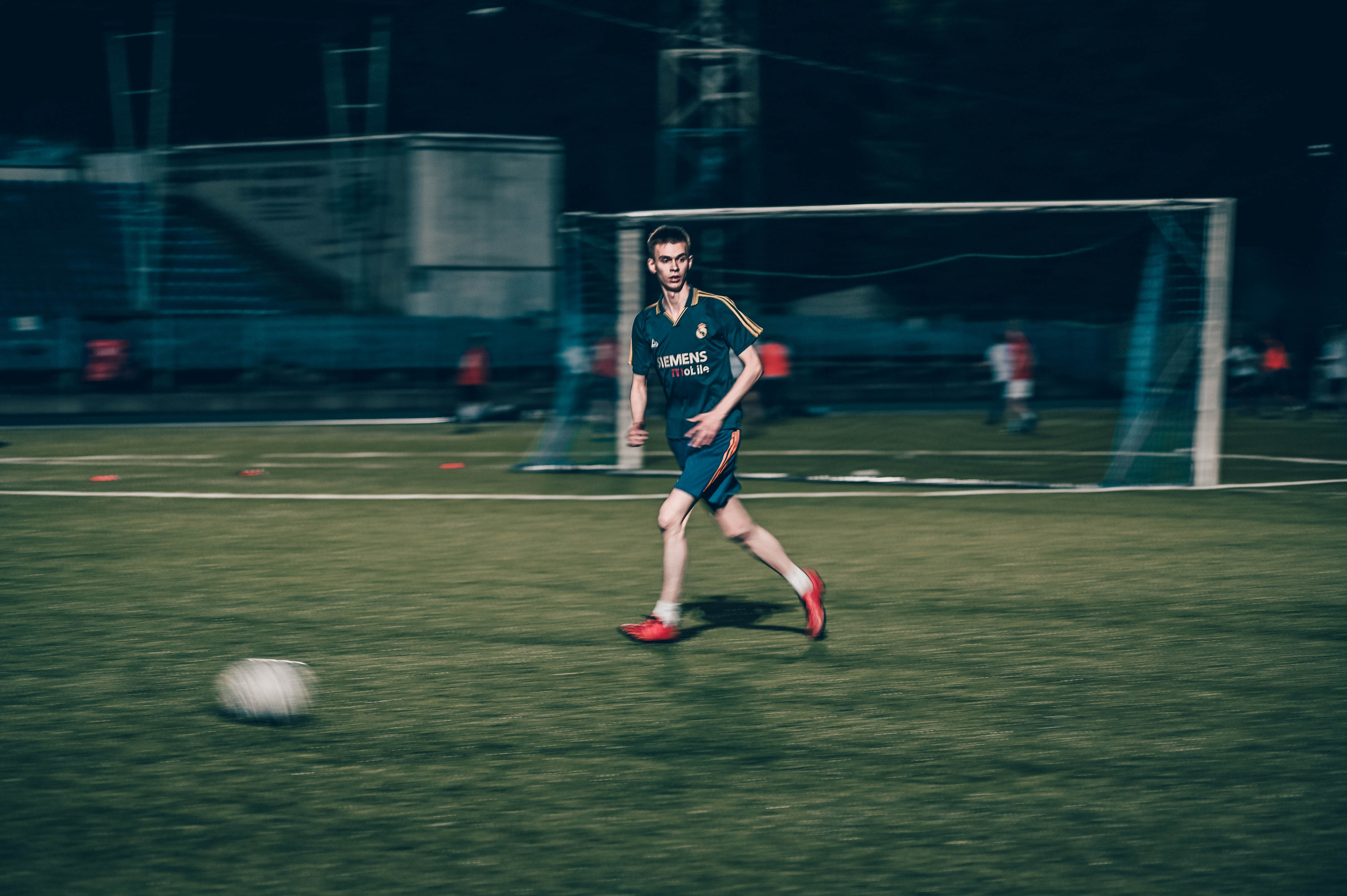 Фотосъёмка футбольной тренировки на стадионе. Фотограф Александр Орымбаев