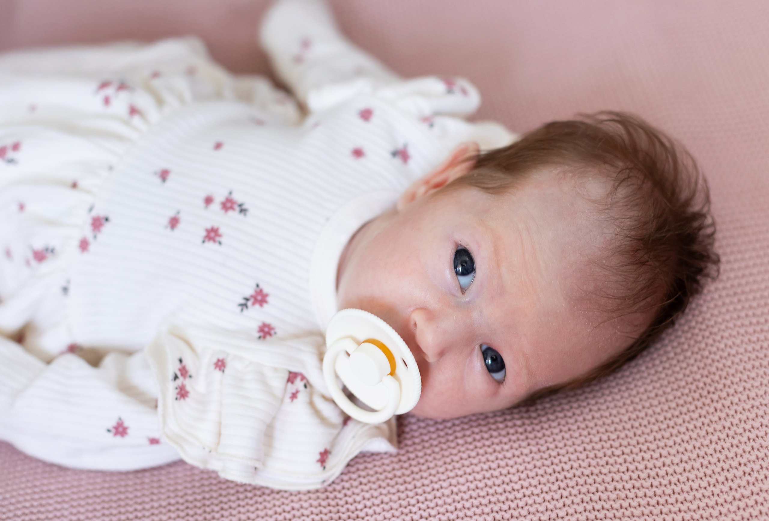 Домашняя съемка новорожденных Москва. Фотосъемка выписки из роддома в Москве, заказать фотографа на выписку ньюборн съемка в роддоме newborn фотограф в Юдино