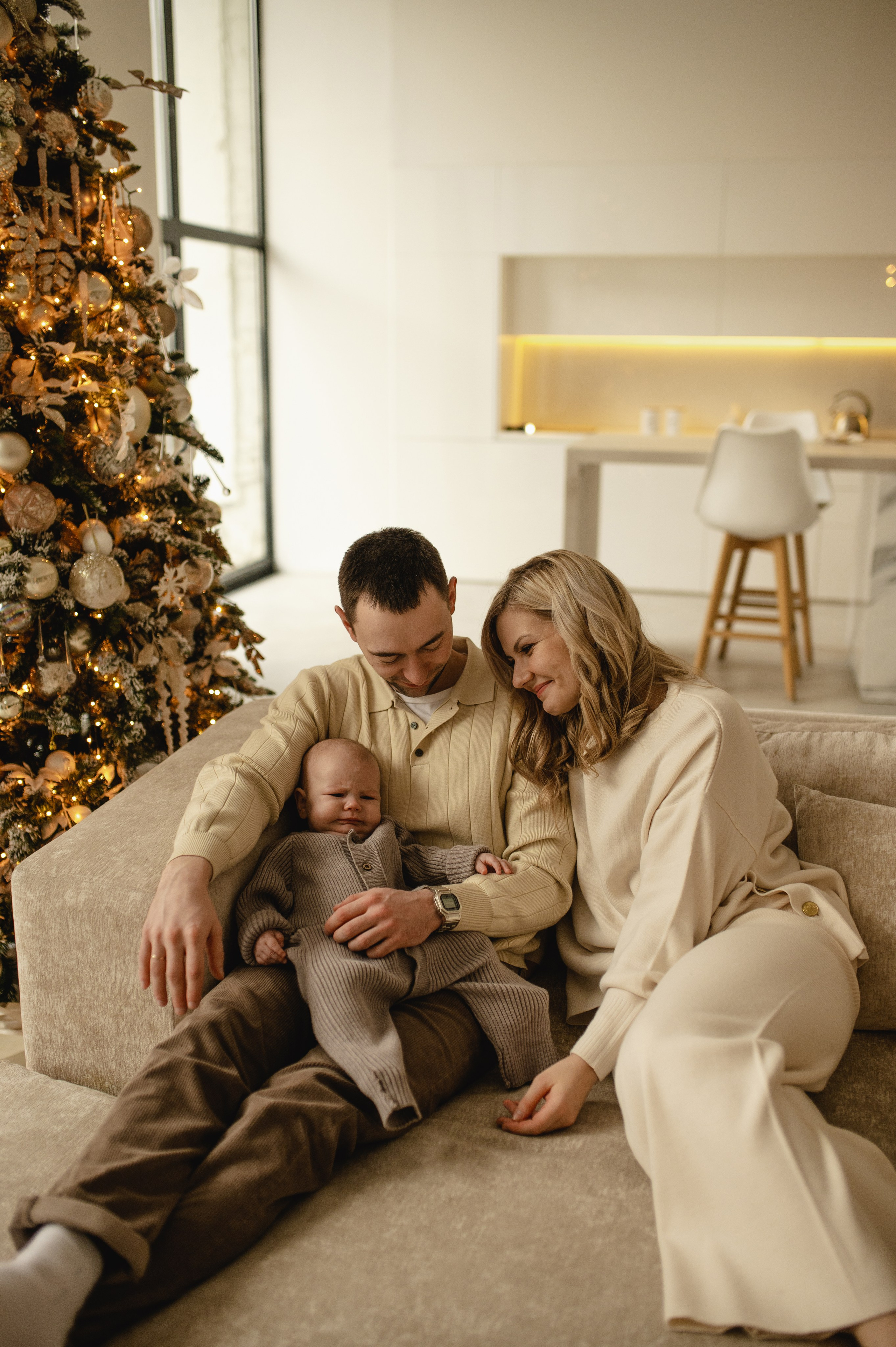 Новогодняя фотосессия в студии с малышом 6 месяцев в Бутово. Семейная фотосессия Бутово Москва фотограф Алина Морщагина