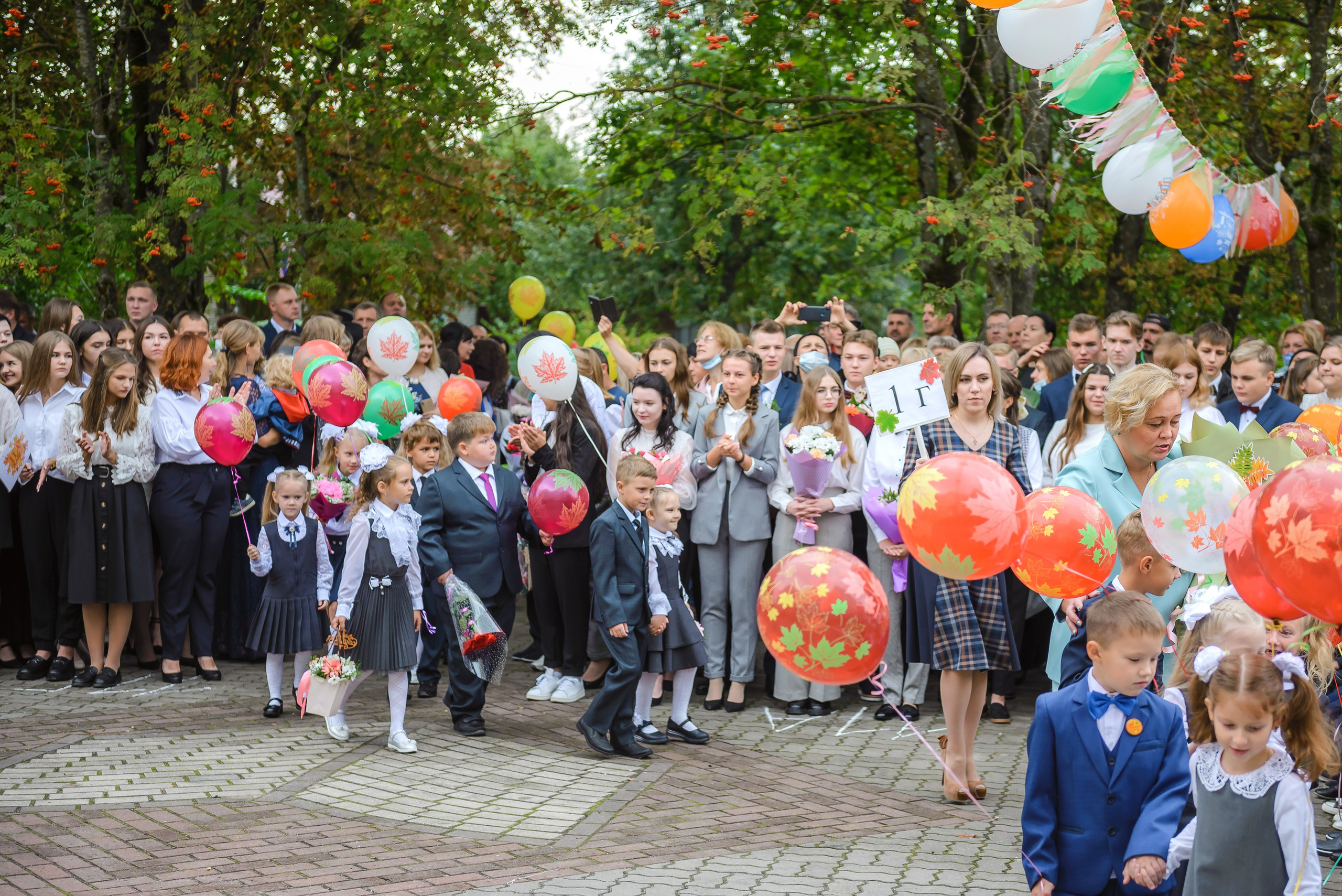 Линейка 11-е классы 2023. Фотограф Галина Лисанова, г. Брянск