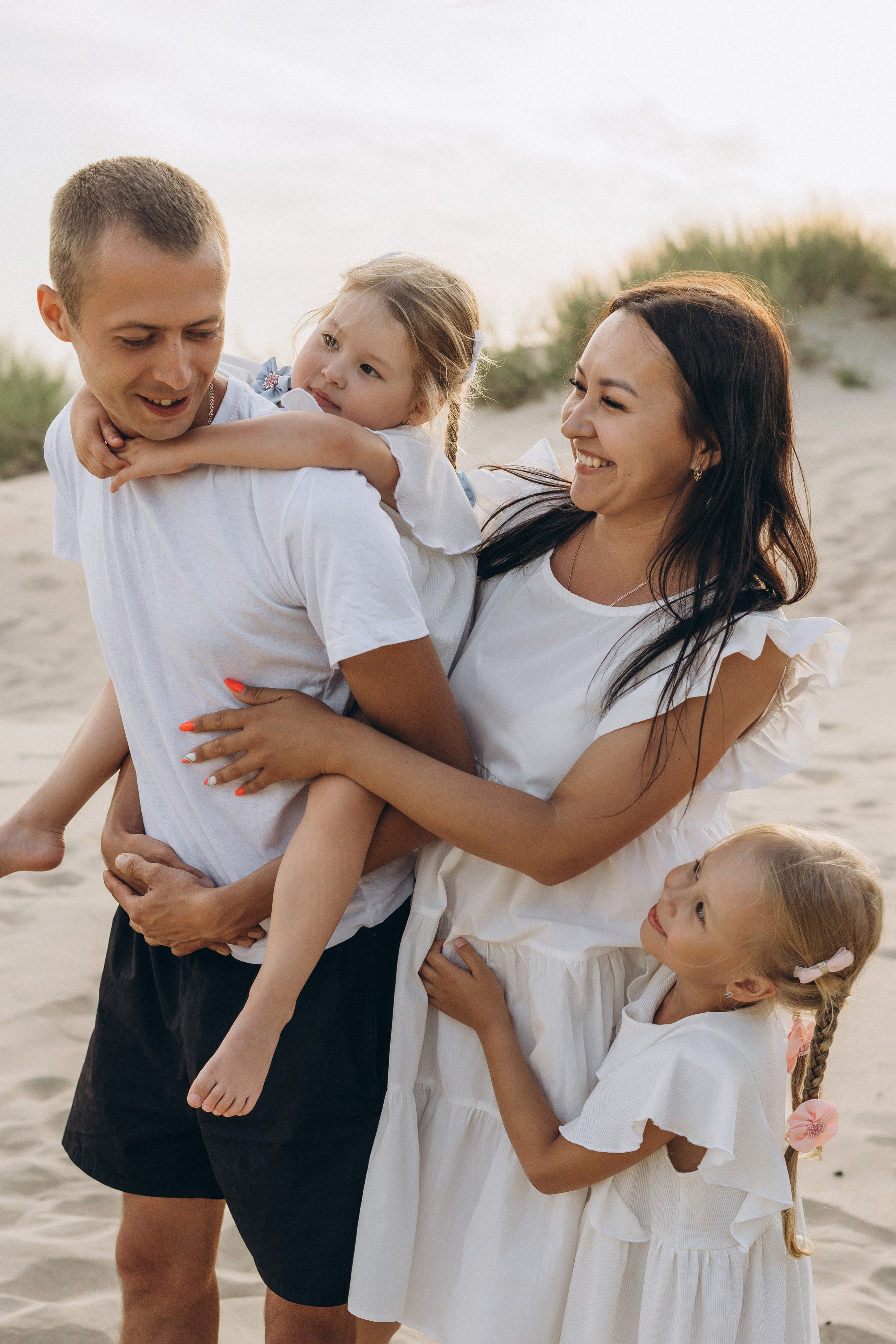 Фотограф Геленджика создал портрет семьи за большим обеденным столом на открытом воздухе