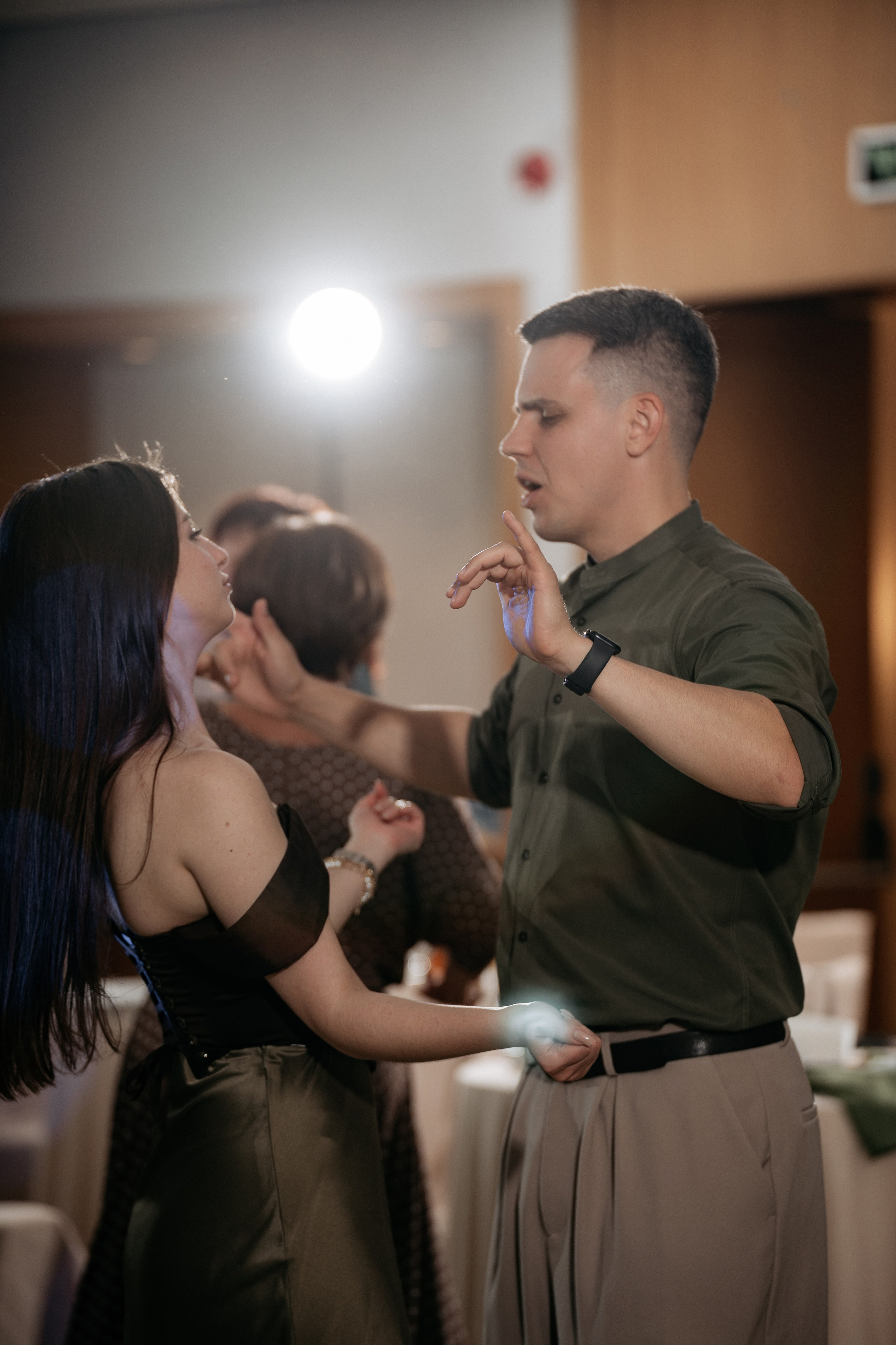  Свадебный фотограф Новороссийск - панорама танцпола с веселящимися гостями.