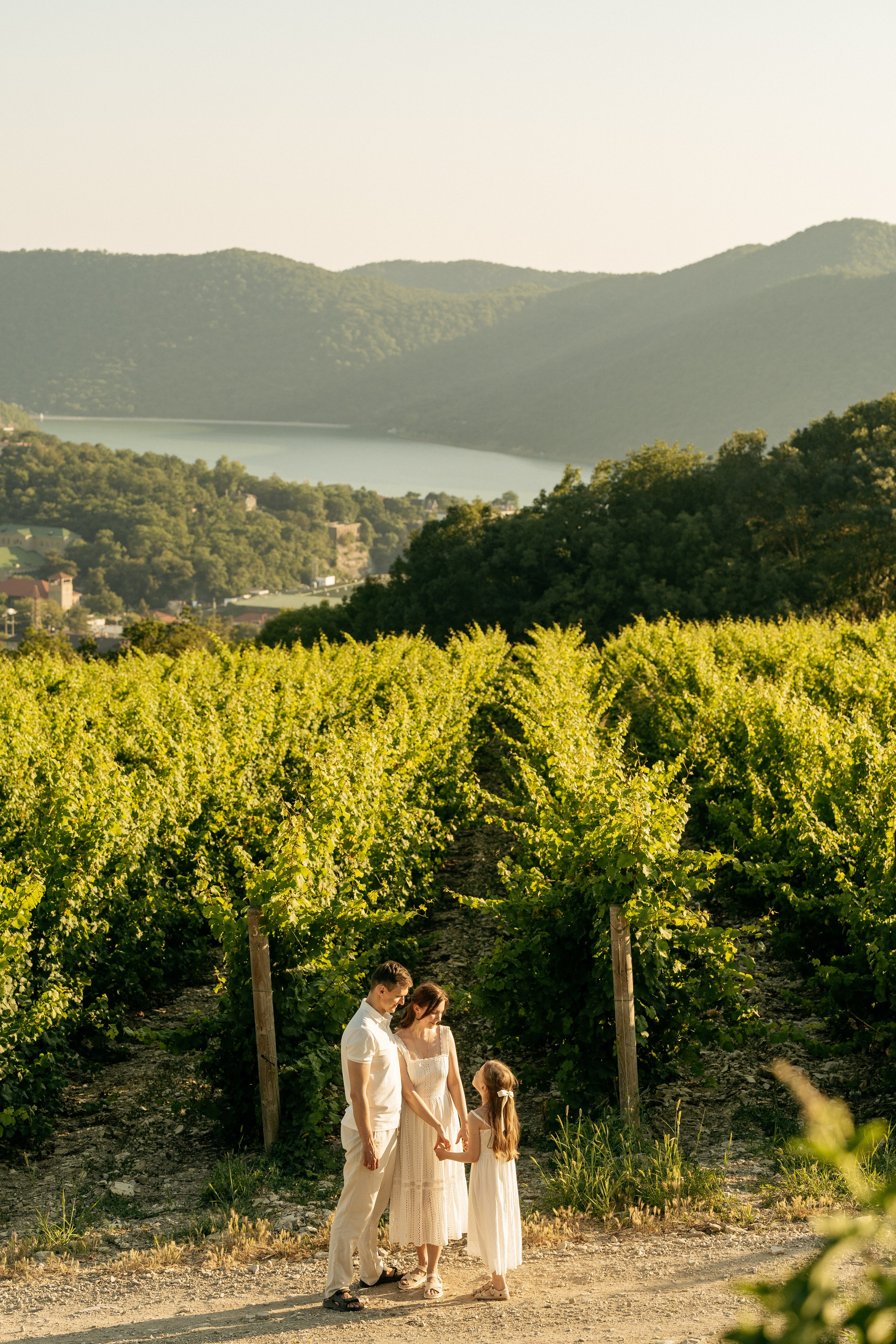 Фотограф в Абрау-Дюрсо запечатлел семью на фоне озера и гор
